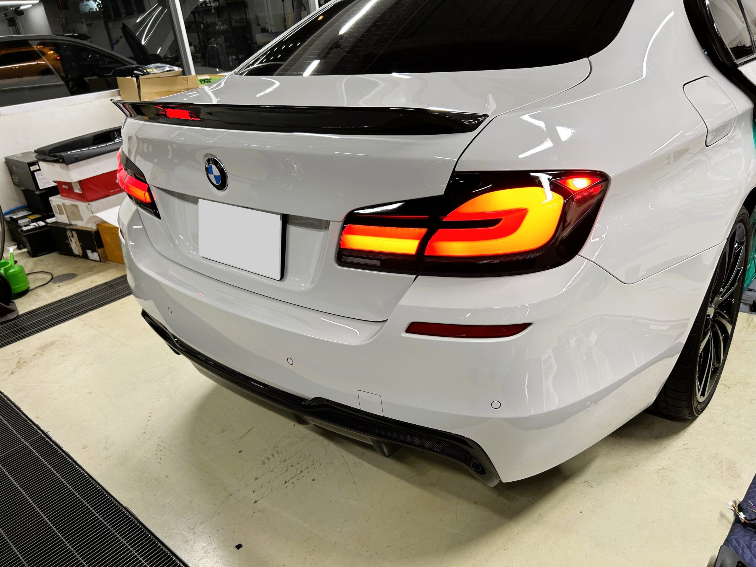 BMW 5シリーズ F10 ホイールﾍペイント テールランプ交換 カーボンミラーカバー シーケンシャルウィンカー アンビエントライト bond 葛飾