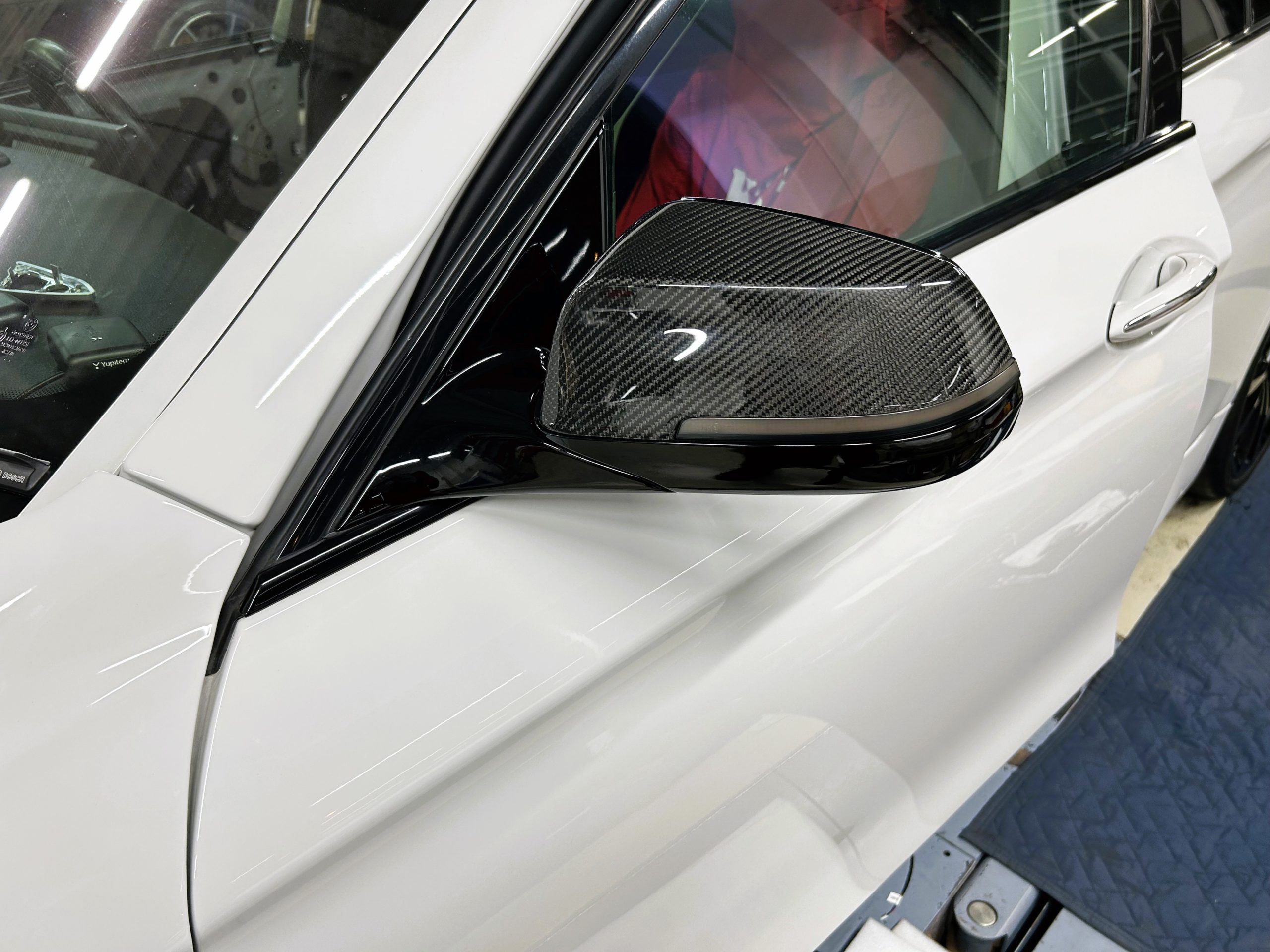 BMW 5シリーズ F10 ホイールﾍペイント テールランプ交換 カーボンミラーカバー シーケンシャルウィンカー アンビエントライト bond 葛飾