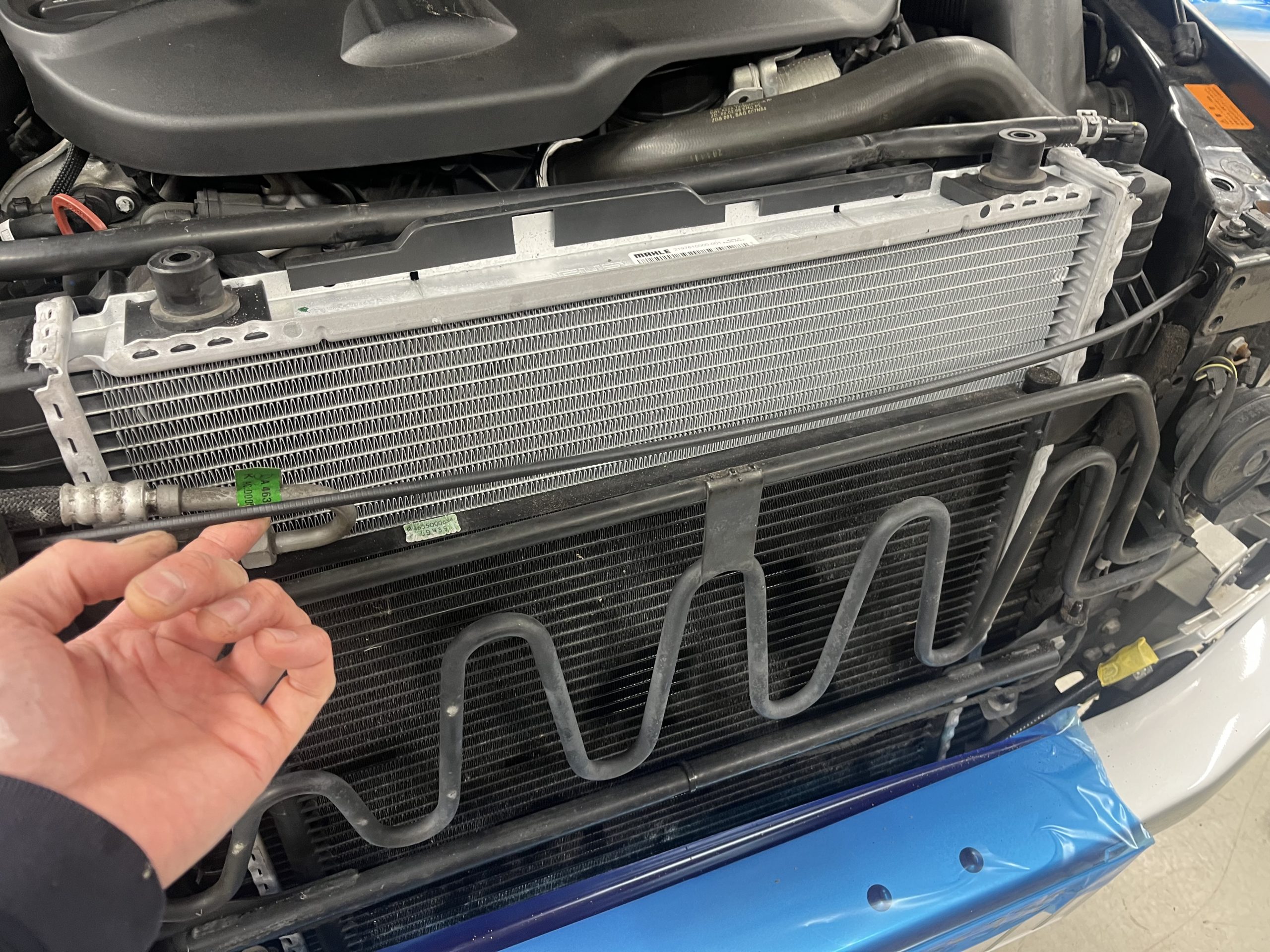 W463ボンネットオープナー修理 ゲレンデW463ボンネットオープナー修理 ゲレンデボンネット開かない