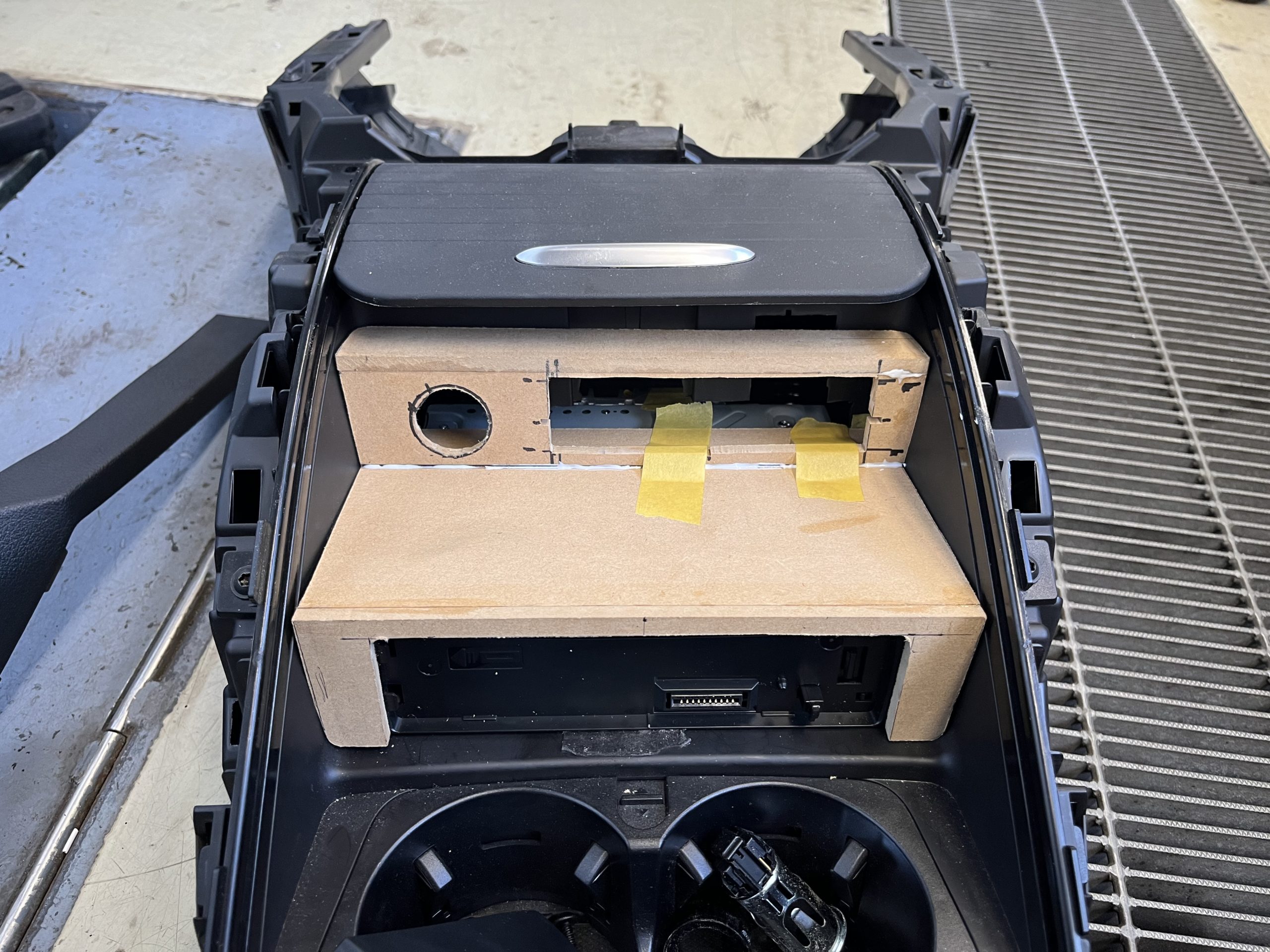 W447純正リアエンターテイメントシステム W447リアモニター W447DVDプレイヤー Vクラスリアモニター センターコンソール加工 Bond葛飾