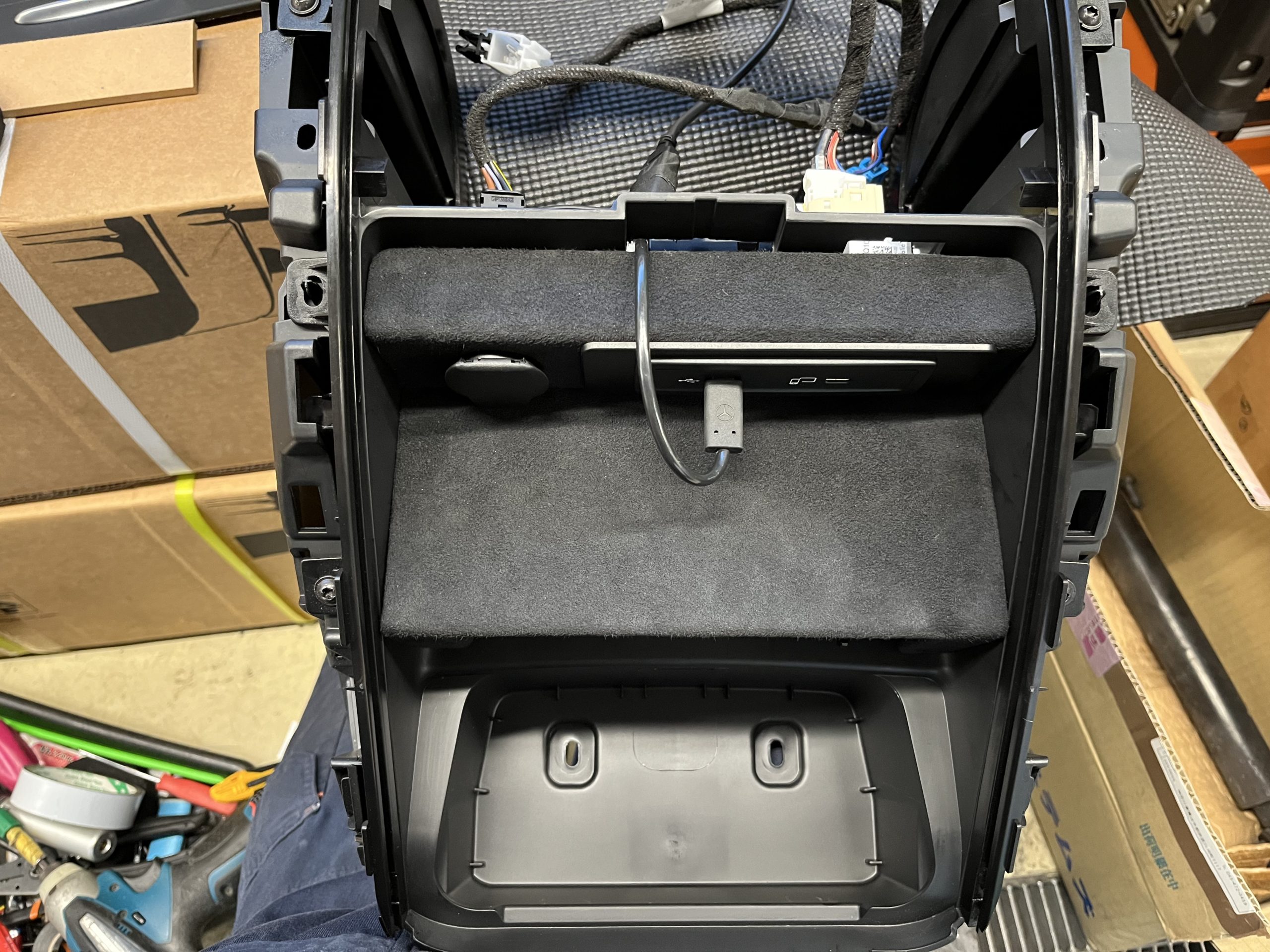 W447純正リアエンターテイメントシステム W447リアモニター W447DVDプレイヤー Vクラスリアモニター センターコンソール加工 Bond葛飾