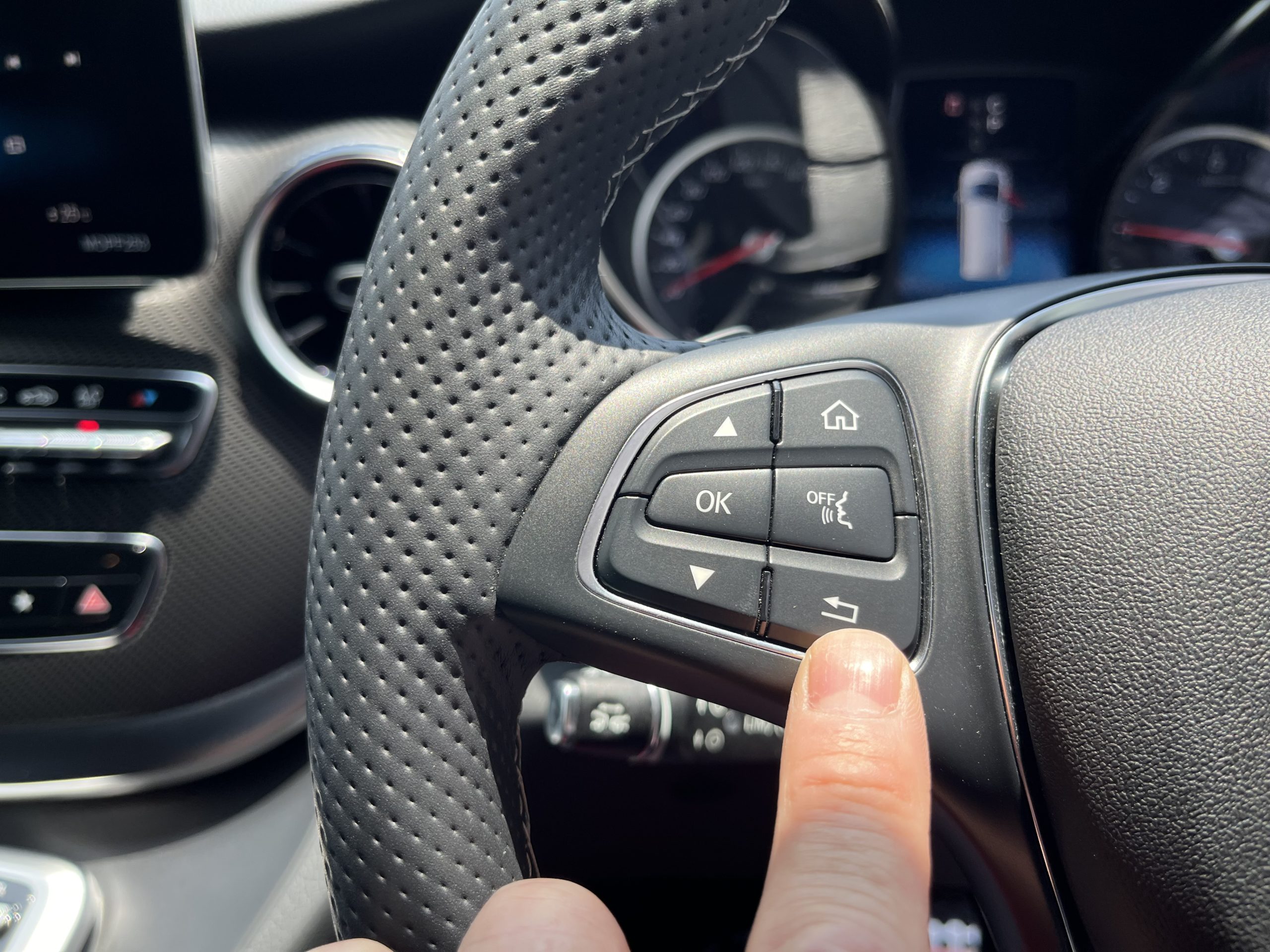 W447純正リアエンターテイメントシステム W447リアモニター W447DVDプレイヤー Vクラスリアモニター センターコンソール加工 Bond葛飾