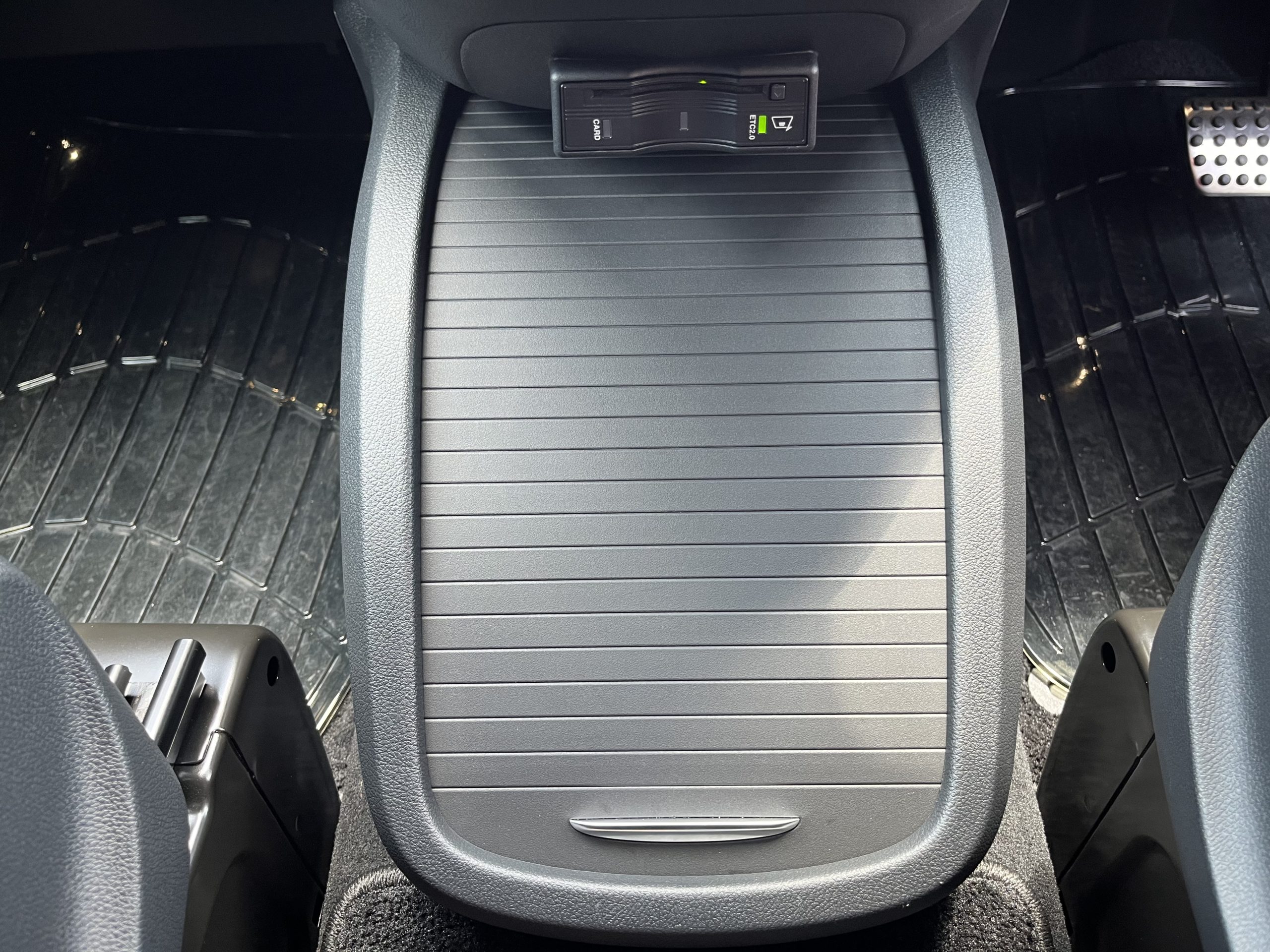 W447純正リアエンターテイメントシステム W447リアモニター W447DVDプレイヤー Vクラスリアモニター センターコンソール加工 Bond葛飾