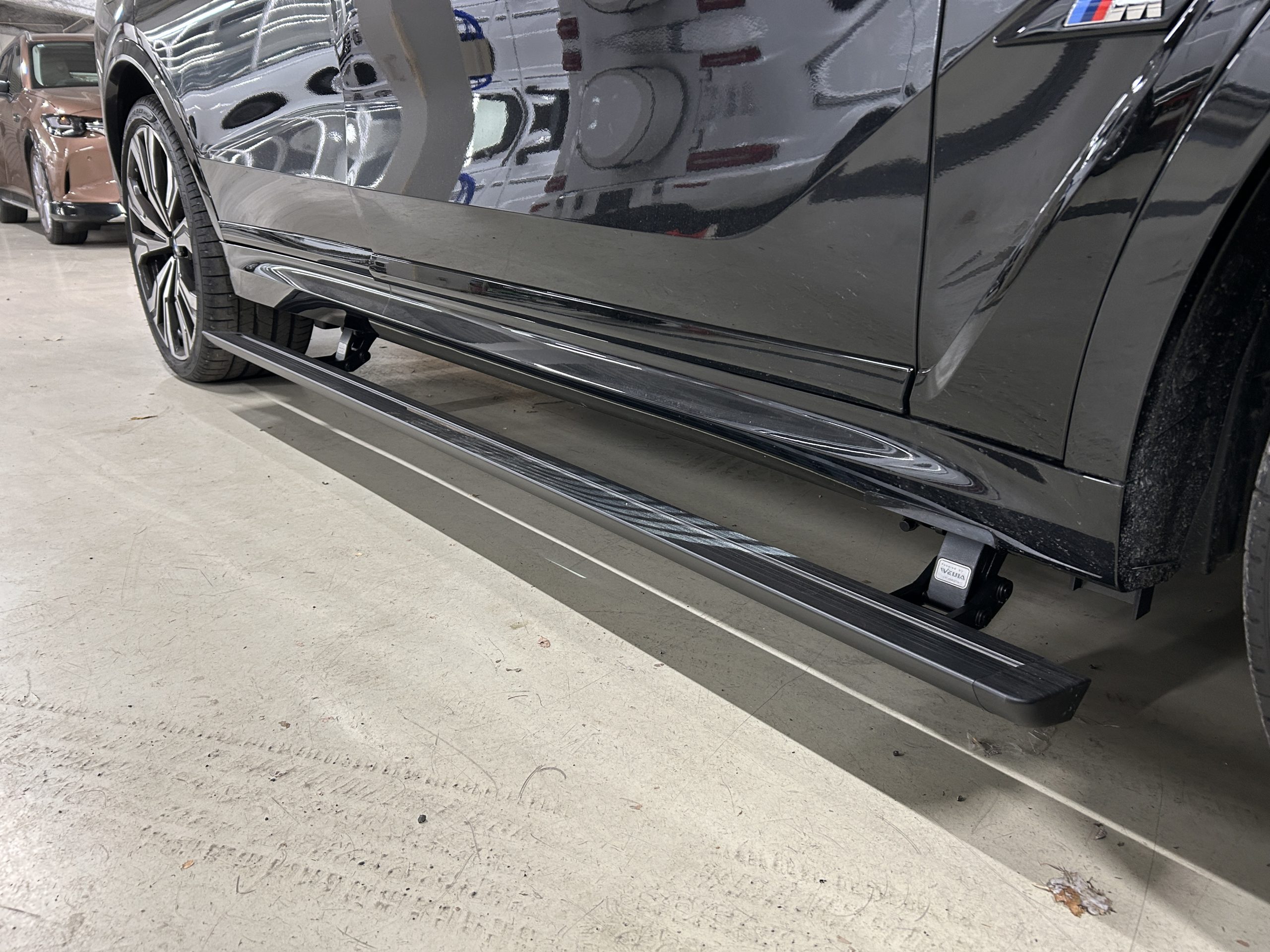 BMW　X7　電動さ磯ステップ　バルブコントローラー　ASR　ロワリング　TVキャンセラー　BOND　葛飾　東京都