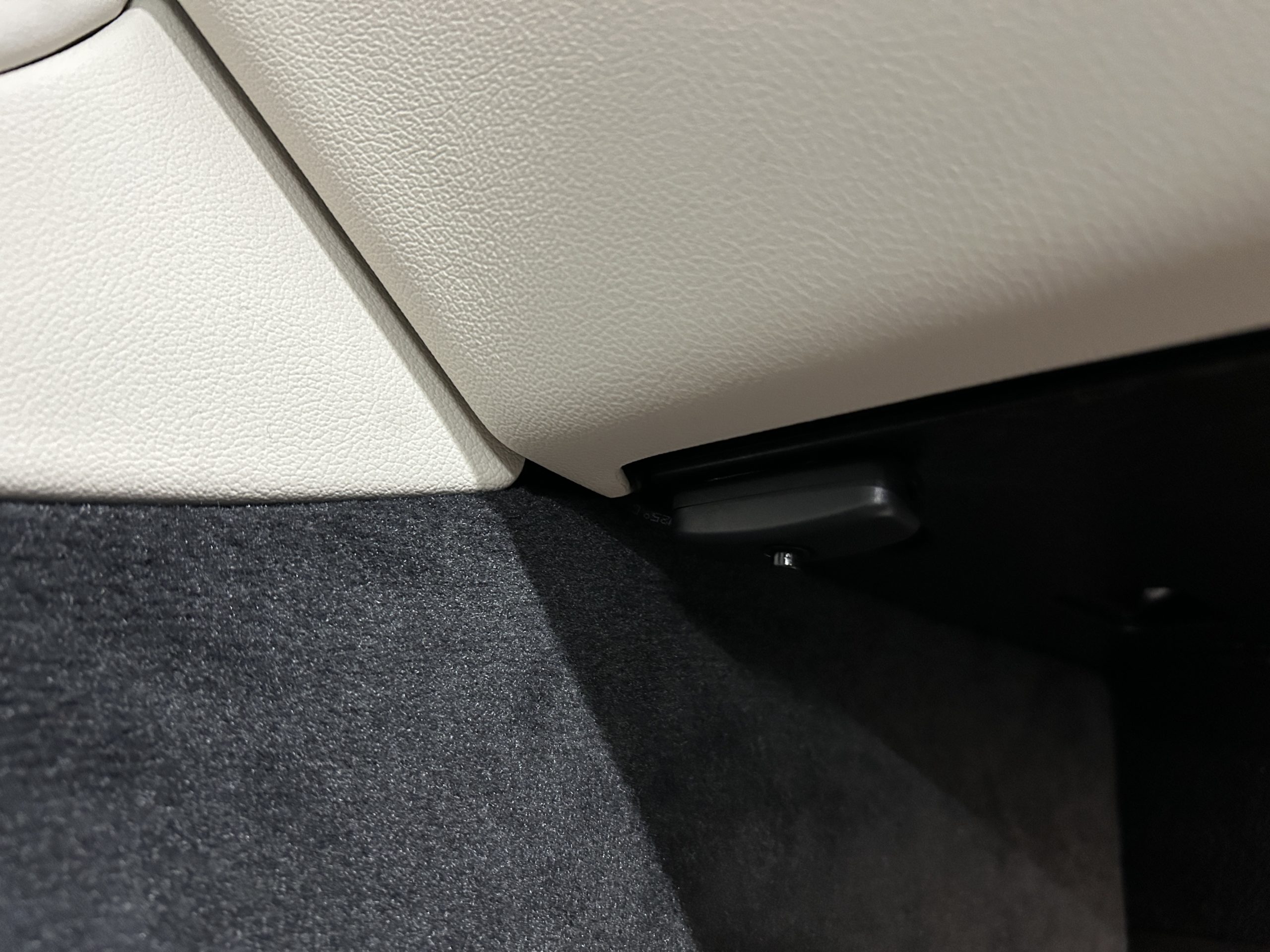 BMW　X7　電動さ磯ステップ　バルブコントローラー　ASR　ロワリング　TVキャンセラー　BOND　葛飾　東京都