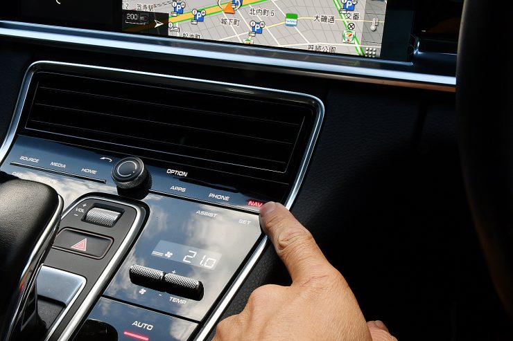 名古屋 ポルシェ パナメーラー インターフェース取付け