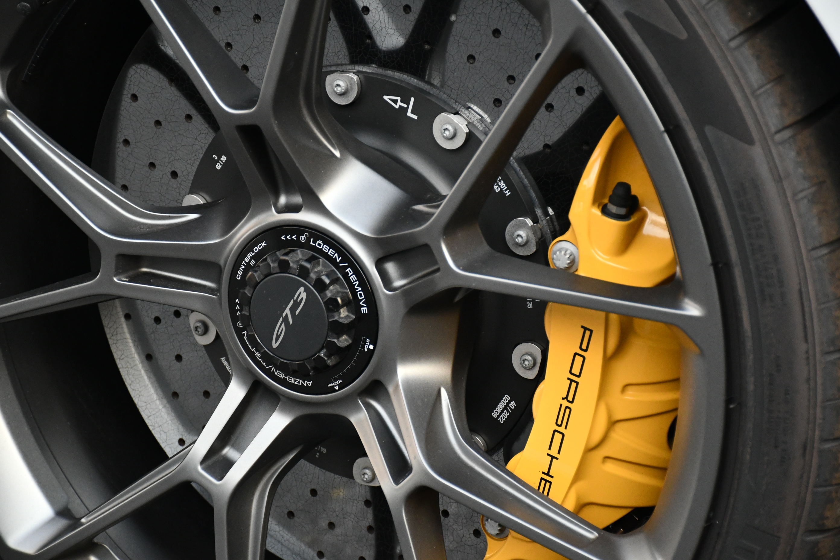 ボンドカーズ名古屋　bond cars NAGOYA　ポルシェ　PORSCHE　911　GT3　PCCB　カーボンブレーキ　BOSE　フロントリフター　センターロック　キャララホワイト　スポーツクロノ　スポーツシート　シートヒーター　在庫車　新入庫　右ハンドル　正規ディーラー車