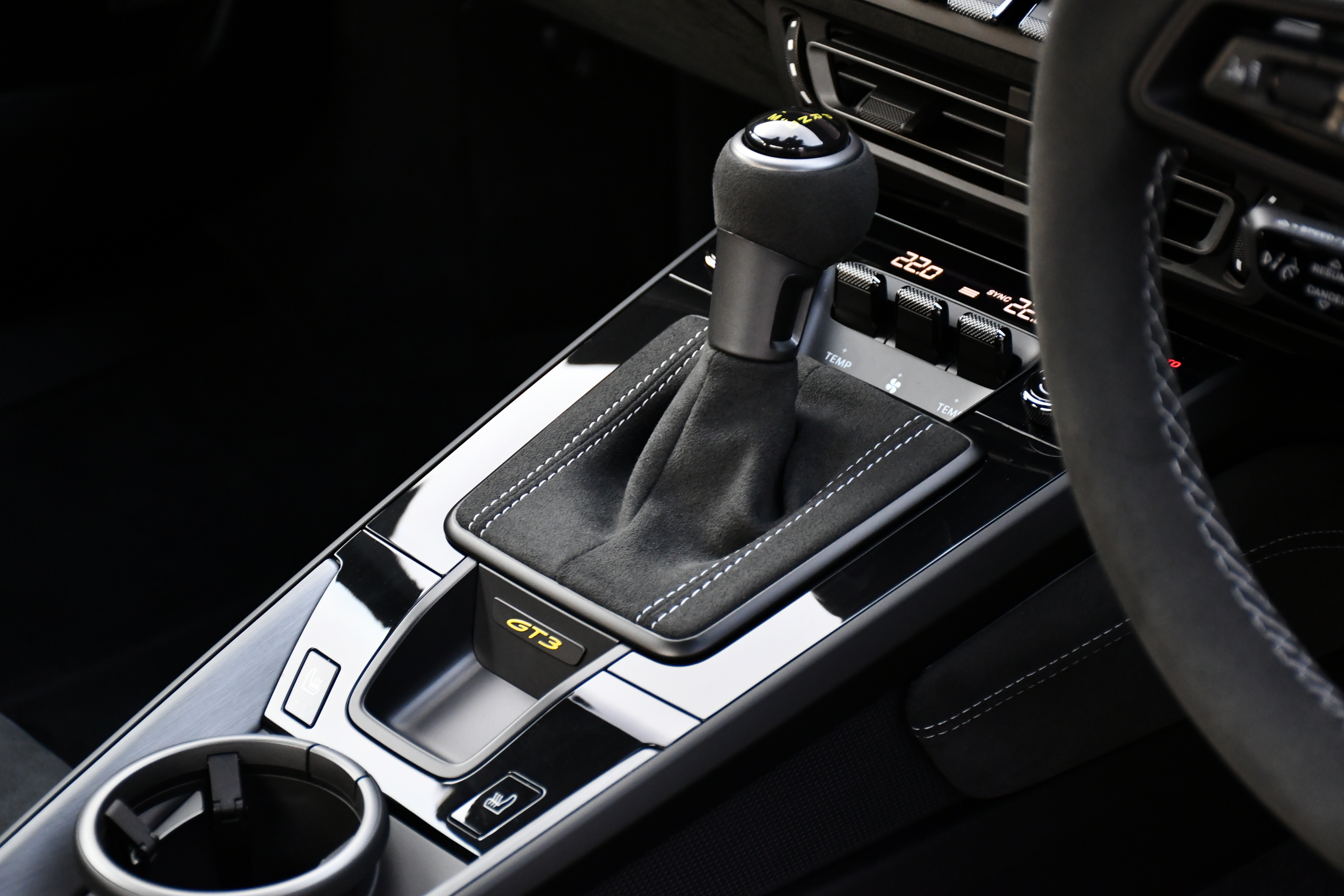 ボンドカーズ名古屋　bond cars NAGOYA　ポルシェ　PORSCHE　911　GT3　PCCB　カーボンブレーキ　BOSE　フロントリフター　センターロック　キャララホワイト　スポーツクロノ　スポーツシート　シートヒーター　在庫車　新入庫　右ハンドル　正規ディーラー車