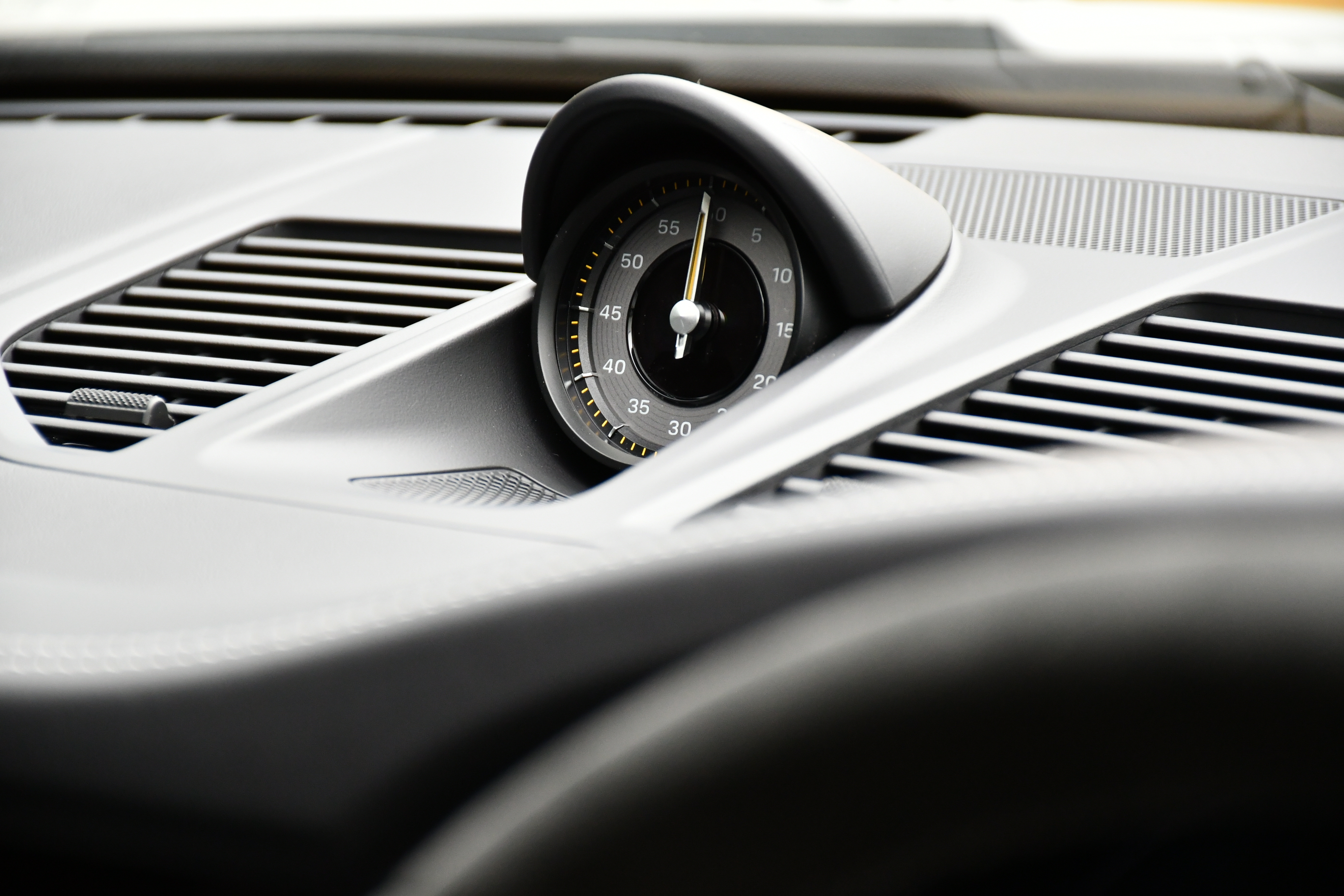 ボンドカーズ名古屋　bond cars NAGOYA　ポルシェ　PORSCHE　911　GT3　PCCB　カーボンブレーキ　BOSE　フロントリフター　センターロック　キャララホワイト　スポーツクロノ　スポーツシート　シートヒーター　在庫車　新入庫　右ハンドル　正規ディーラー車