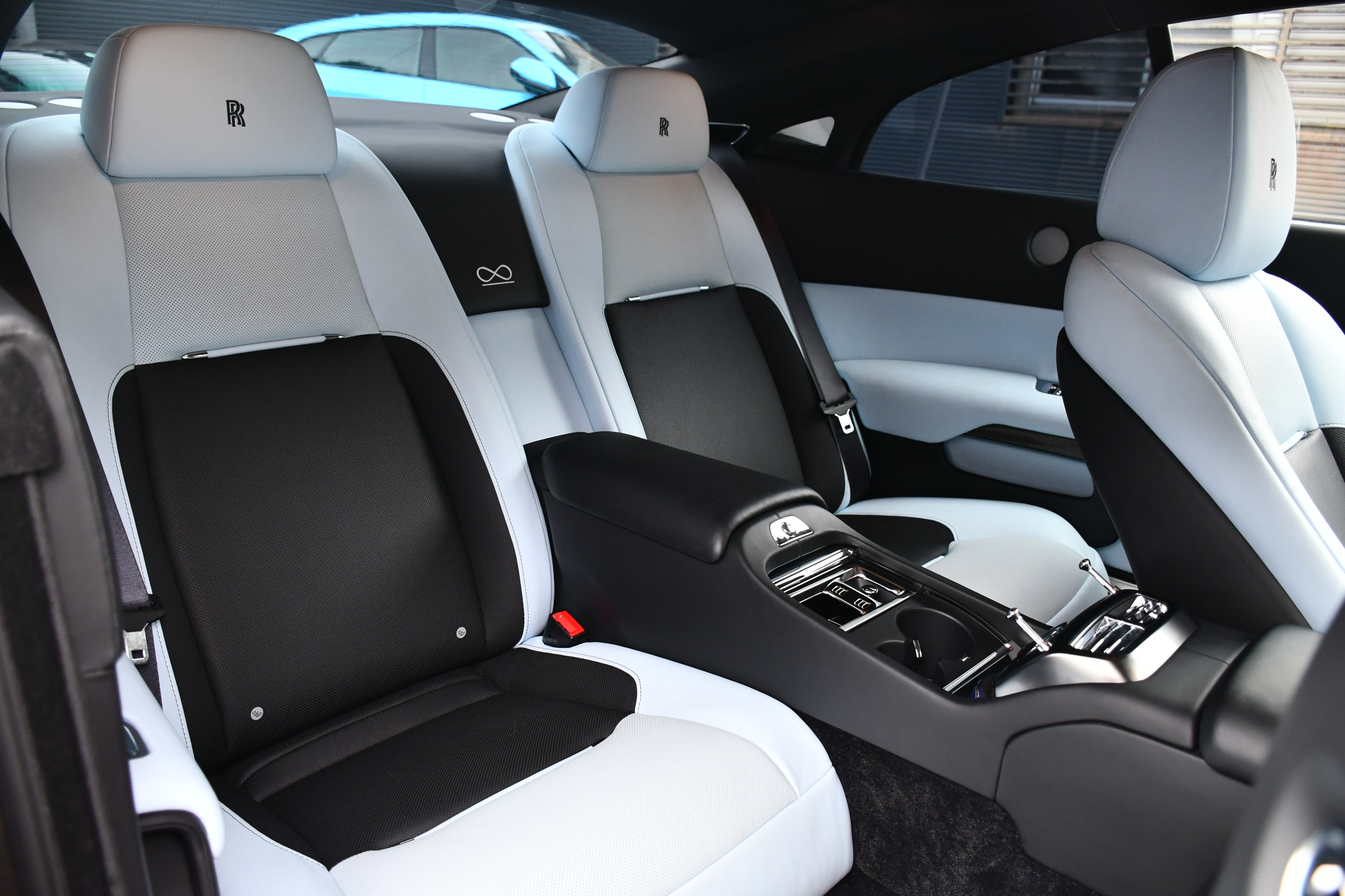 ボンドカーズ名古屋　bond cars NAGOYA　ロールスロイス　Rolls-Royce　レイス　Wraith　ブラックバッチ　Black Badge　コーチライン　スターライト　ベンチレーション　在庫車　新入庫