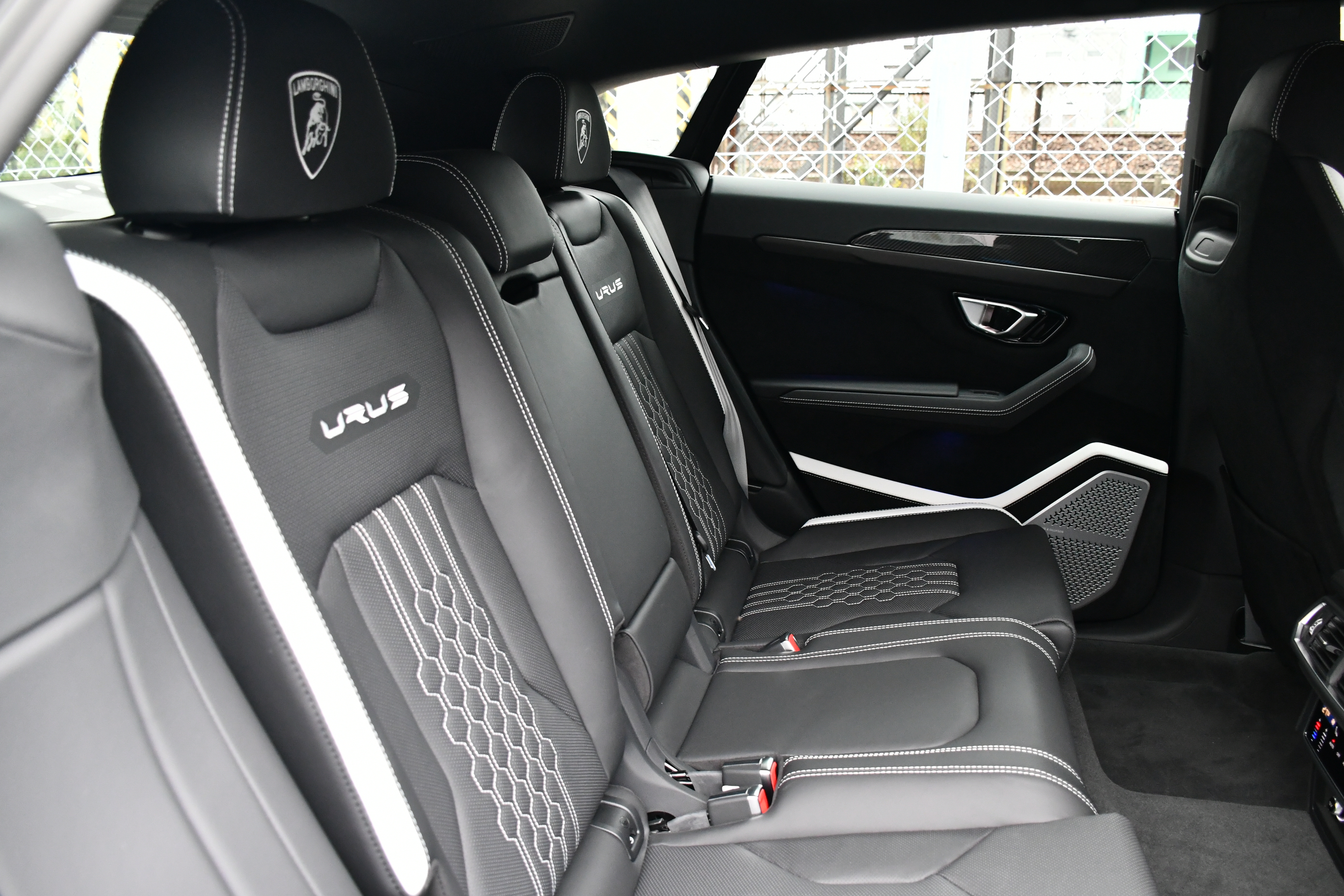 Lamborghini Urus Performanteボンドカーズ名古屋　bond cars NAGOYA　ランボルギーニ　ウルス　ペルフォルマンテ　カーボンブレーキ　カーボンディフューザー　ディーラー車　レッドキャリパー　右ハンドル　　