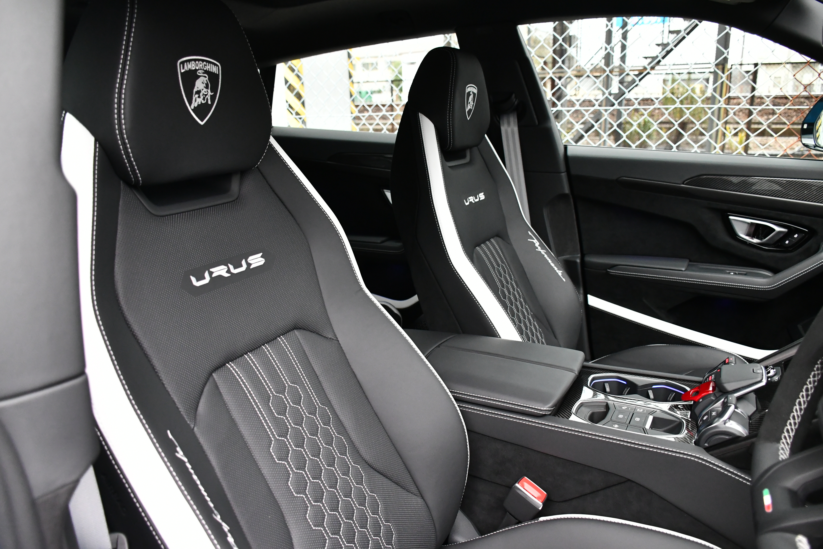 Lamborghini Urus Performanteボンドカーズ名古屋　bond cars NAGOYA　ランボルギーニ　ウルス　ペルフォルマンテ　カーボンブレーキ　カーボンディフューザー　ディーラー車　レッドキャリパー　右ハンドル　　