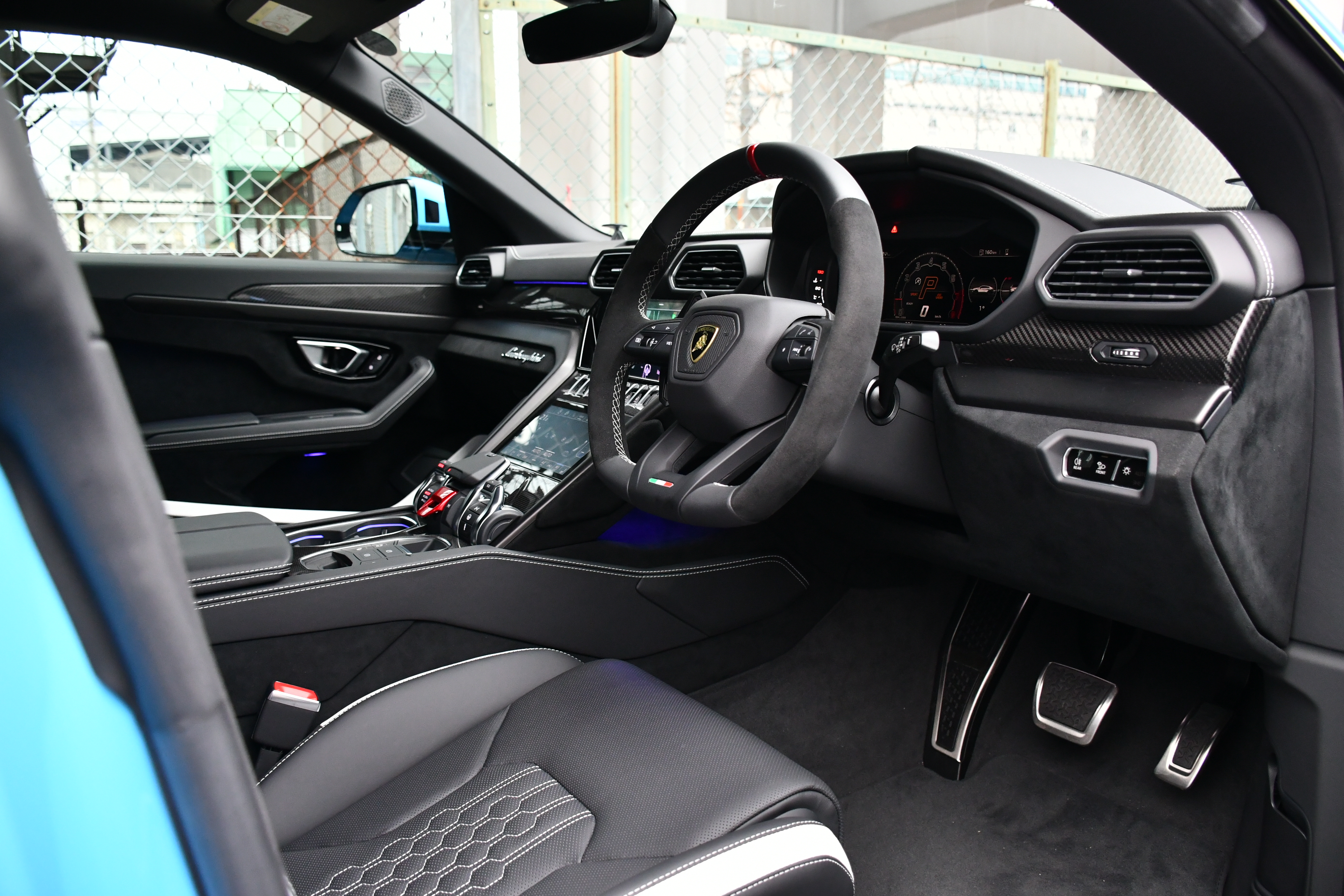 Lamborghini Urus Performanteボンドカーズ名古屋　bond cars NAGOYA　ランボルギーニ　ウルス　ペルフォルマンテ　カーボンブレーキ　カーボンディフューザー　ディーラー車　レッドキャリパー　右ハンドル　　