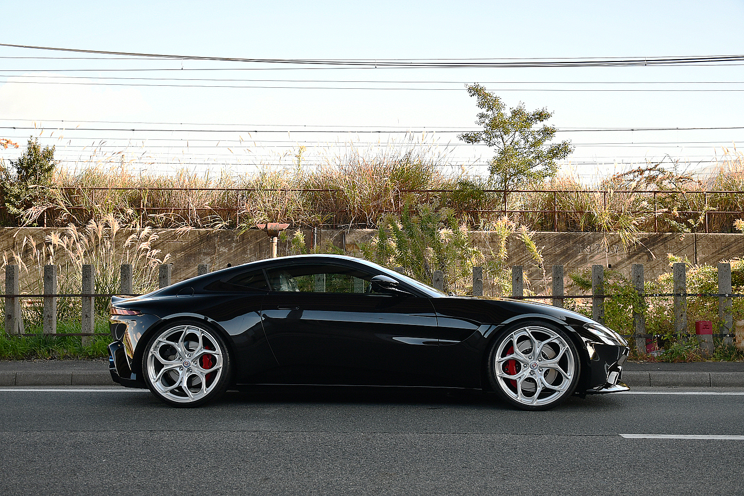 愛知県　名古屋　アストンマーチン　カスタム　HER　P111SC　ローダウン　KW　HAS　ボンド　ボンド名古屋