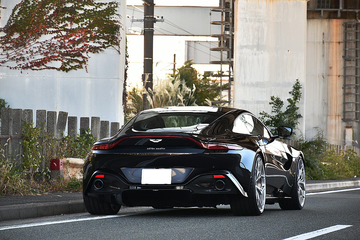 愛知県　名古屋　アストンマーチン　カスタム　HER　P111SC　ローダウン　KW　HAS　ボンド　ボンド名古屋