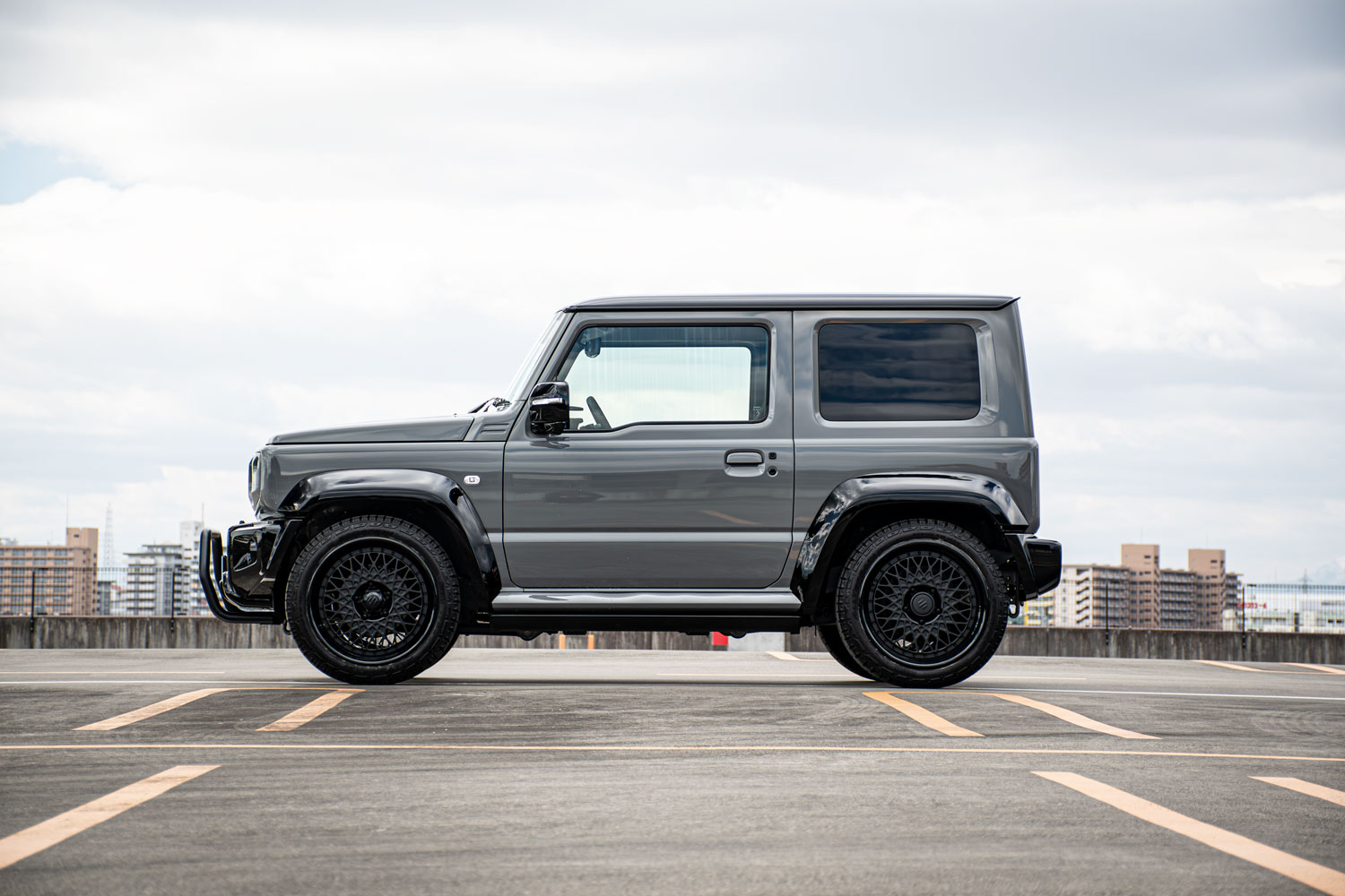 スズキ ジムニー JB74 SUZUKI JIMNY ローダウン 車高調 HRE アメ鍛 19インチ 電動ステップ 背面タイヤスムージング ルーフペイント カスタム 名古屋