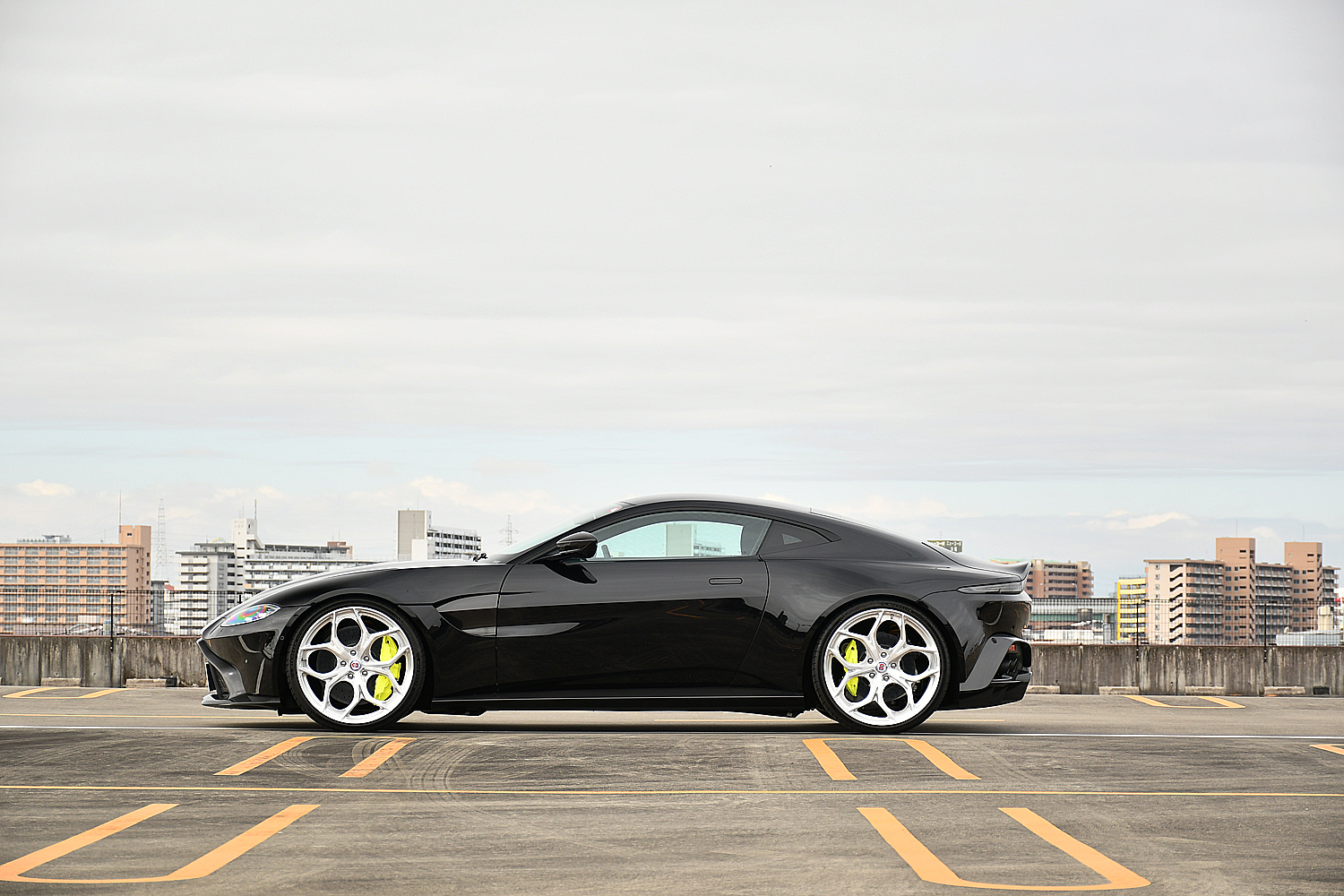 愛知県　名古屋　アストンマーティン　ASTONMARTIN　AMR　　カスタム　HRE　P111SC　KW　HAS　ヴァンテージ　ボンド　ボンド名古屋　ローダウン