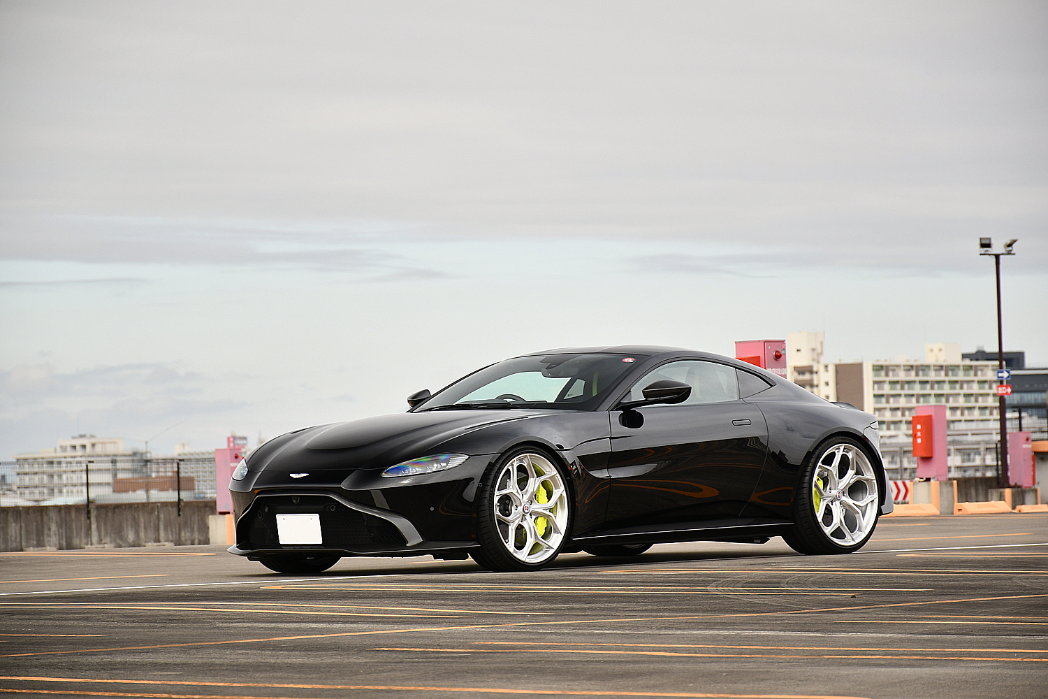 愛知県　名古屋　アストンマーティン　ASTONMARTIN　AMR　　カスタム　HRE　P111SC　KW　HAS　ヴァンテージ　ボンド　ボンド名古屋　ローダウン