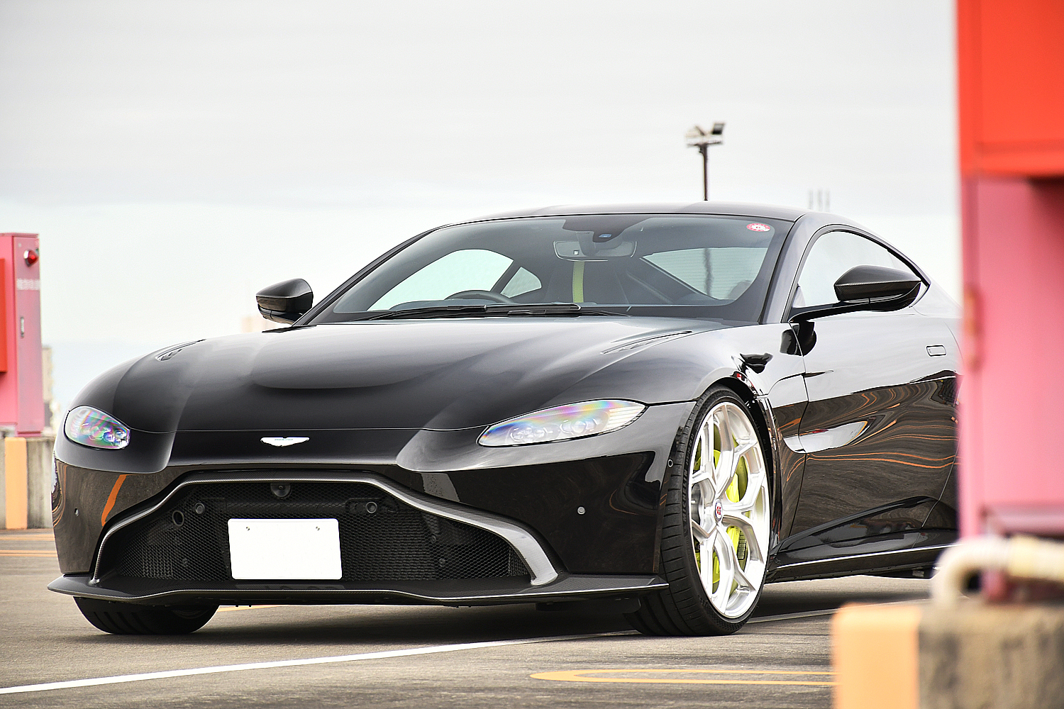 愛知県　名古屋　アストンマーティン　ASTONMARTIN　AMR　　カスタム　HRE　P111SC　KW　HAS　ヴァンテージ　ボンド　ボンド名古屋　ローダウン