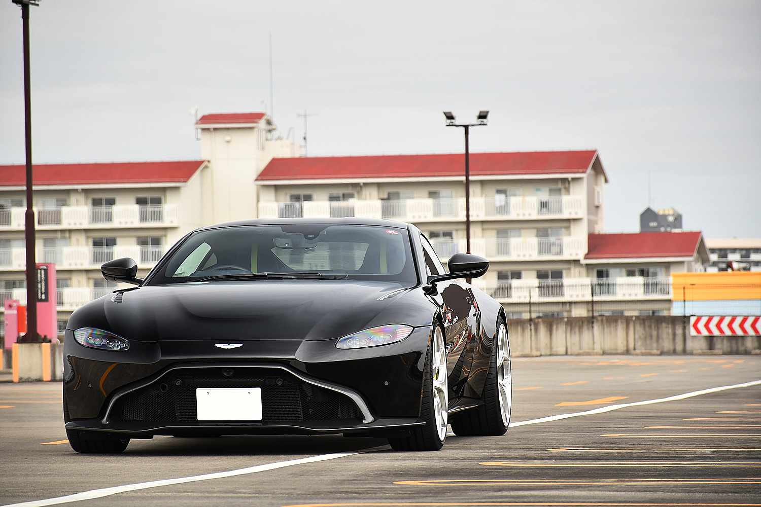 愛知県　名古屋　アストンマーティン　ASTONMARTIN　AMR　　カスタム　HRE　P111SC　KW　HAS　ヴァンテージ　ボンド　ボンド名古屋　ローダウン