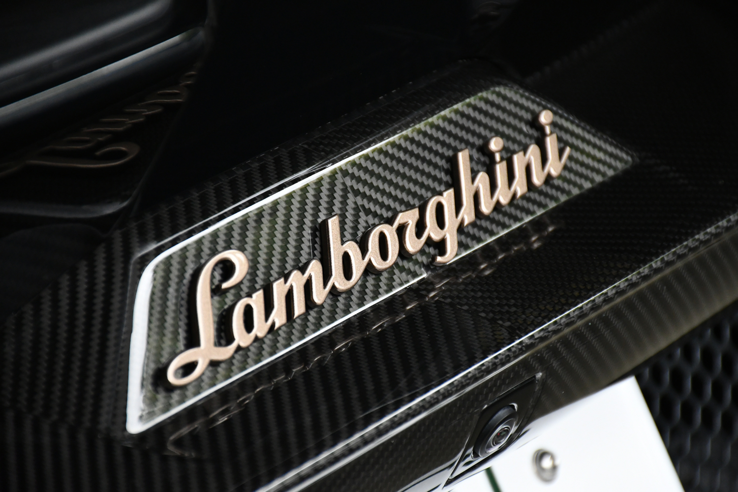 愛知県　名古屋　ランボルギーニ　レヴエルト　Lamborghini　Revuelto　プロテクションフィルム　デジタルインナーミラー取付け　レーダー取付け　スリプロ　ボンド　ボンド名古屋