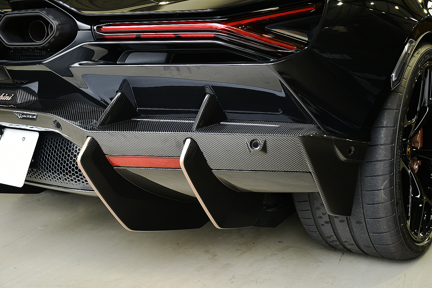 愛知県　名古屋　ランボルギーニ　レヴエルト　Lamborghini　Revuelto　プロテクションフィルム　デジタルインナーミラー取付け　レーダー取付け　スリプロ　ボンド　ボンド名古屋