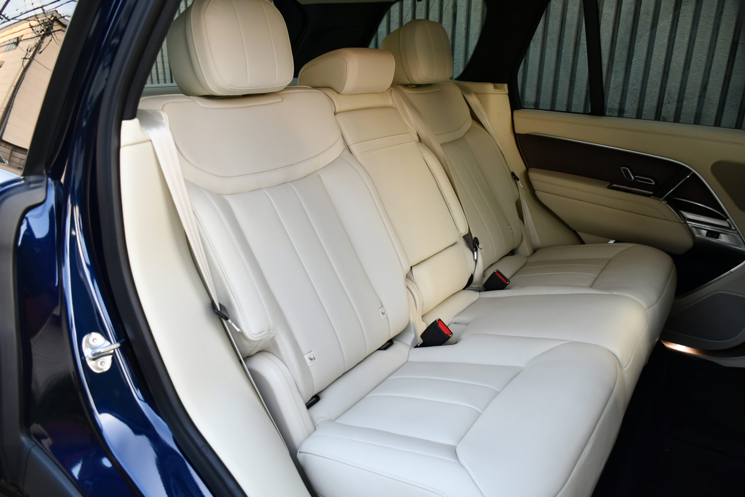 ボンドカーズ名古屋　bond cars NAGOYA　ランドローバー　レンジローバー　HSE　LAND ROVE　RangeRover　正規ディーラー車　右ハンドル　エアサス　ヘッドアップディスプレイ　ホワイトレザー　エアサス　ベンチレーションシート　シートヒーター　新入庫　在庫車