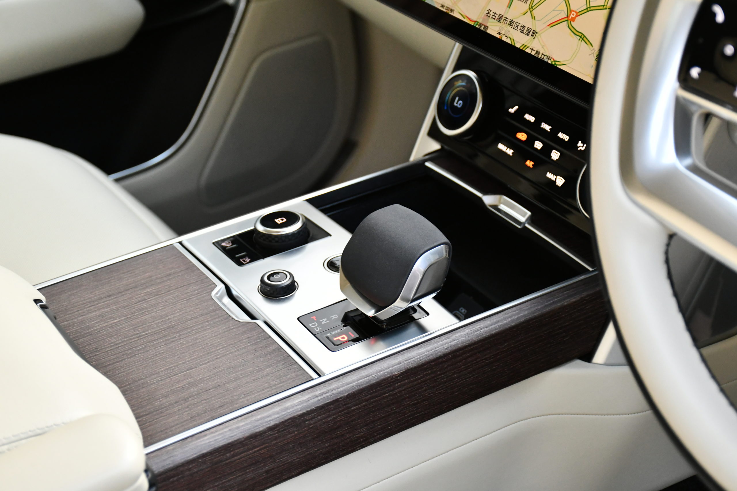 ボンドカーズ名古屋　bond cars NAGOYA　ランドローバー　レンジローバー　HSE　LAND ROVE　RangeRover　正規ディーラー車　右ハンドル　エアサス　ヘッドアップディスプレイ　ホワイトレザー　エアサス　ベンチレーションシート　シートヒーター　新入庫　在庫車