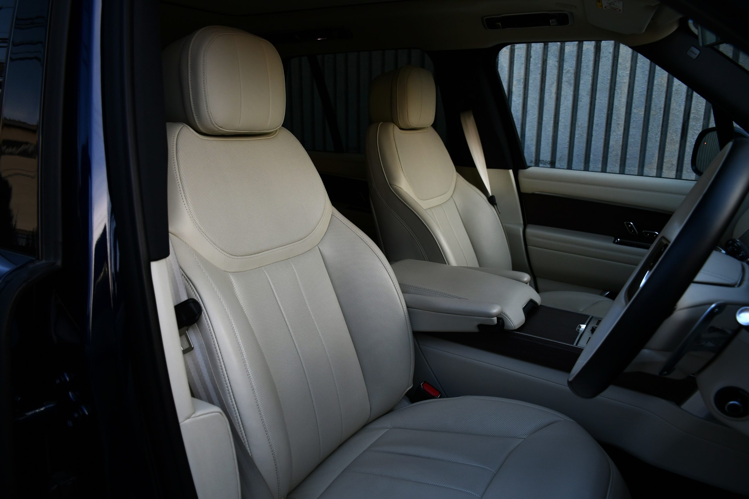 ボンドカーズ名古屋　bond cars NAGOYA　ランドローバー　レンジローバー　HSE　LAND ROVE　RangeRover　正規ディーラー車　右ハンドル　エアサス　ヘッドアップディスプレイ　ホワイトレザー　エアサス　ベンチレーションシート　シートヒーター　新入庫　在庫車