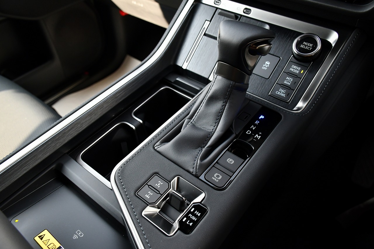ボンドカーズ名古屋　bond cars NAGOYA　レクサス　LEXUS　GX550　在庫車　新入庫　ヘッドアップディスプレイ　マークレビンソン　オーバーオレイルプラス　+　低走行　ブラック　ベンチレーションシート　シートヒーター　グラファイトブラックガラスフレーク　　ヒッチメンバーカバー　デジタルインナーミラー　ヘッドアップディスプレイ　ベンチレーションシート　クールボックス　三眼LEDヘッドライト　ダウンヒルアシストコントロール　ムーンルーフ