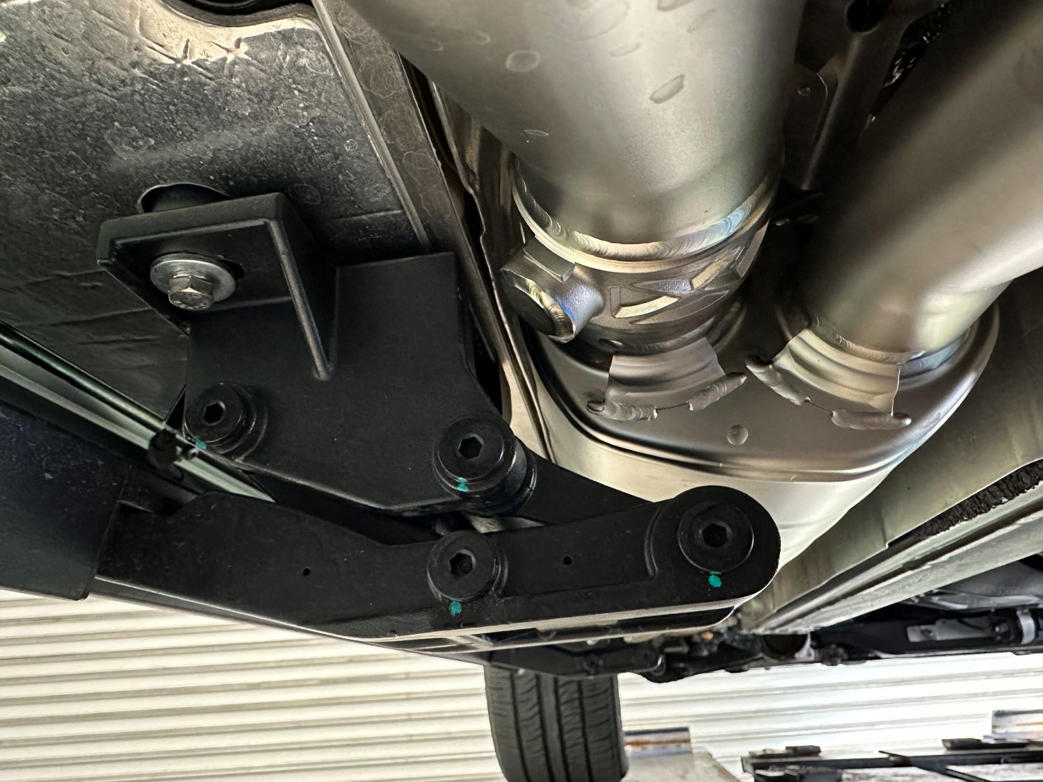 ボンド 大宮 メルセデス ベンツ W465 G63 AKRAPOVIC エキゾーストシステム チタン アクラポ マフラー 東京オートサロン