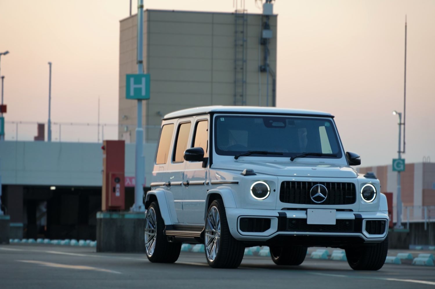 ボンド 大宮 メルセデス ベンツ W465 G63 AKRAPOVIC アクラポ マフラー BC FORGED HCA675 ブラックアウト