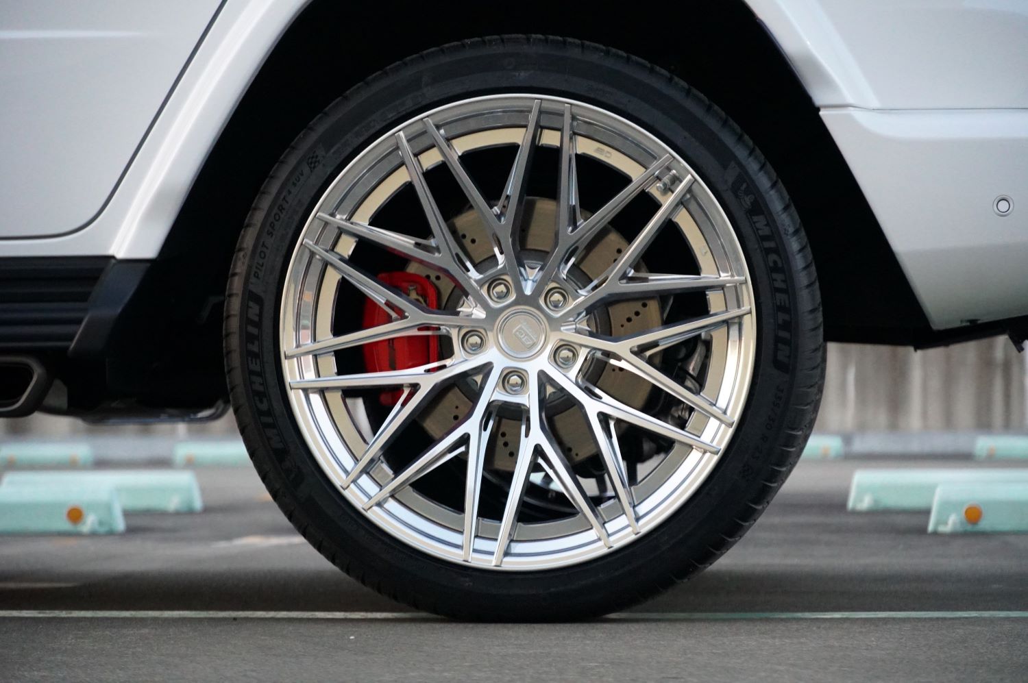 ボンド 大宮 メルセデス ベンツ W465 G63 AKRAPOVIC アクラポ マフラー BC FORGED HCA675 ブラックアウト