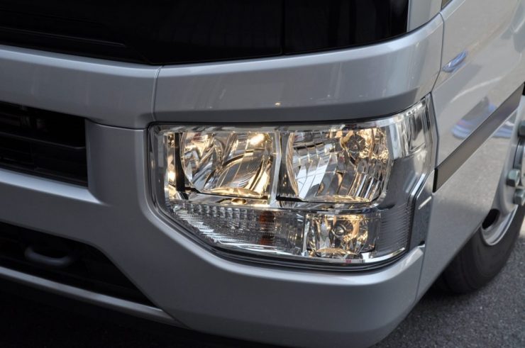 トヨタ　コースター　キセノンHIDライト交換　LED カスタム
