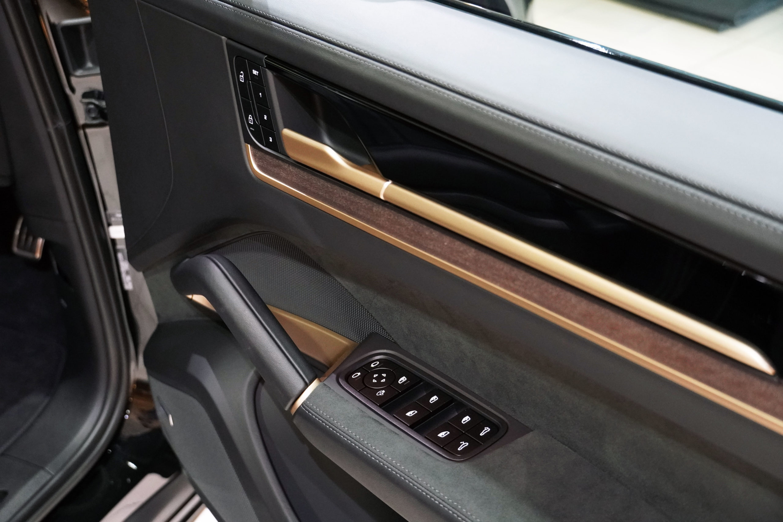 PORSCHE CAYENNE COUPE GTS ポルシェ カイエンクーペ 輸入車 販売 買取 bond ボンド カスタム 東京