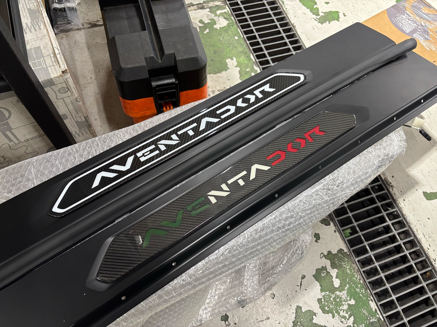 アヴェンタドール　純正部品　トリコロールキッキングプレート　カーボン　スカッフプレート　LED