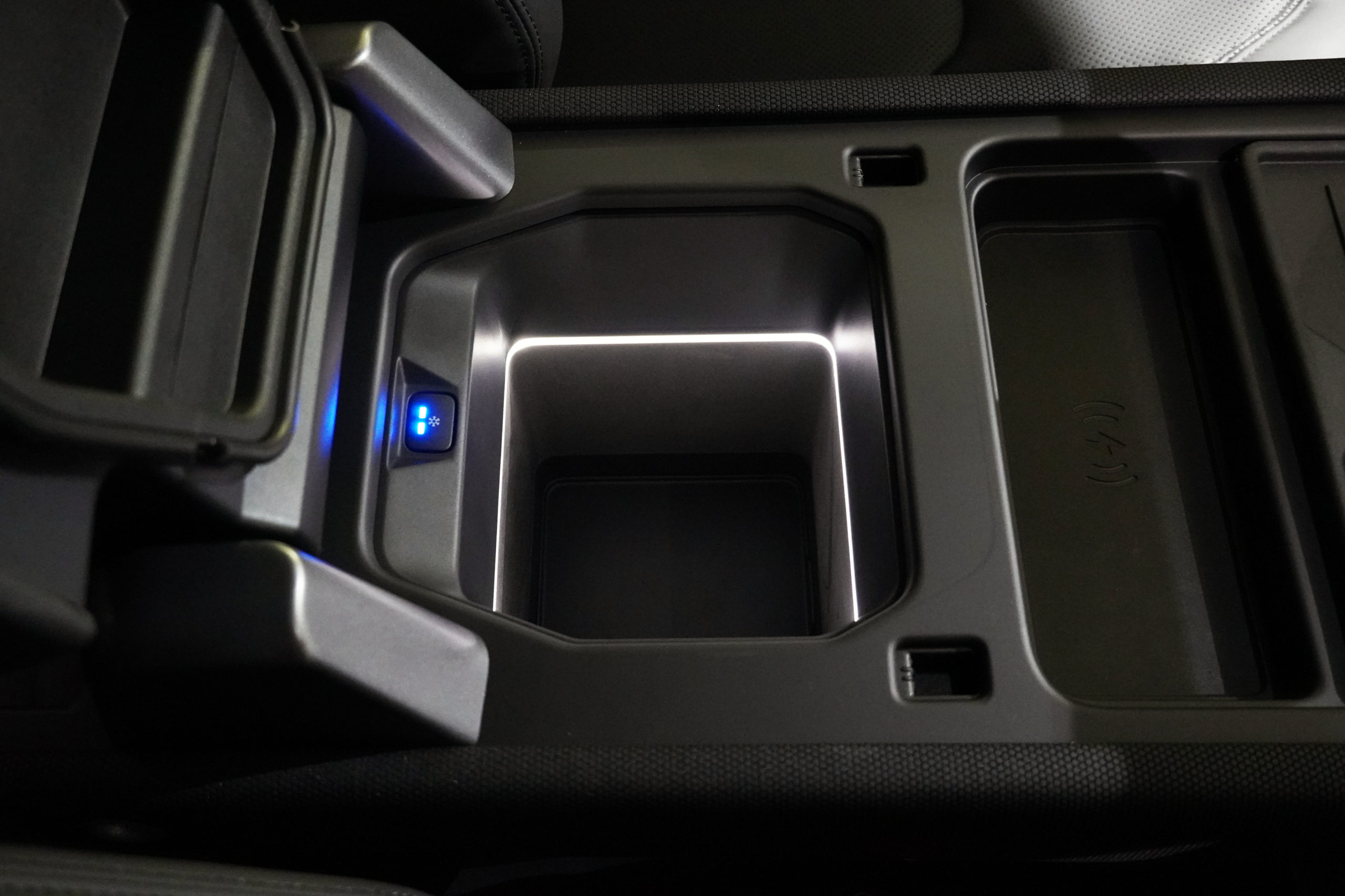 LANDROVER DEFENDER 90 ランドローバー　ディフェンダー　特別仕様車　限定車　75th　輸入車　販売　買取　bond　ボンド　カスタム　ドレスアップ　東京　