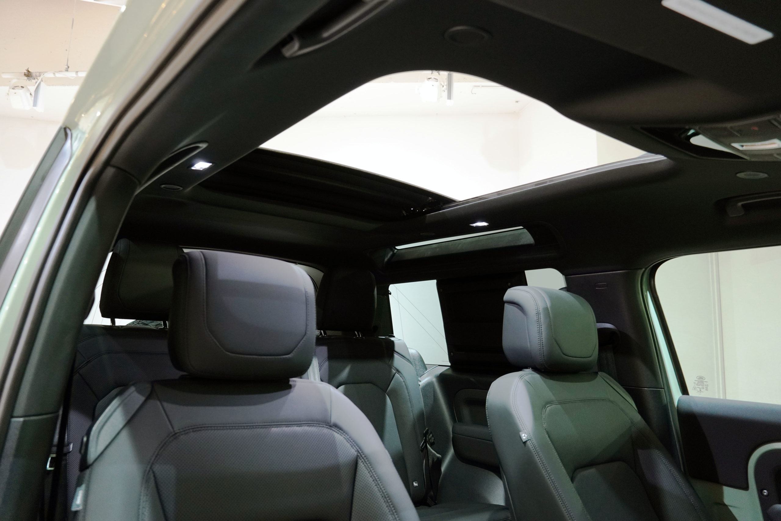 LANDROVER DEFENDER 90 ランドローバー　ディフェンダー　特別仕様車　限定車　75th　輸入車　販売　買取　bond　ボンド　カスタム　ドレスアップ　東京　