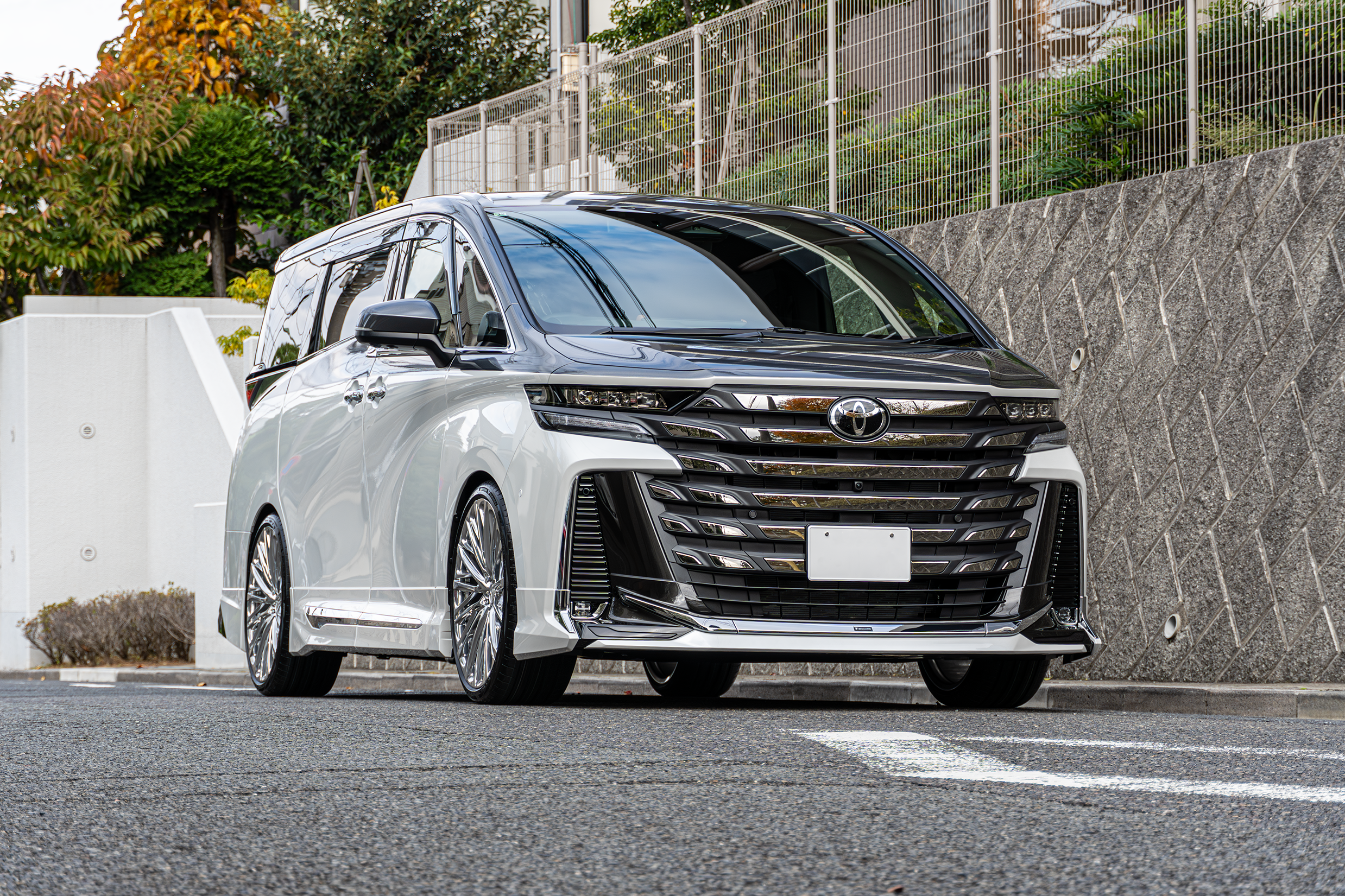 トヨタ ヴェルファイア カスタム ツートン ラッピング AK FORGED 22インチ RSR ローダウン