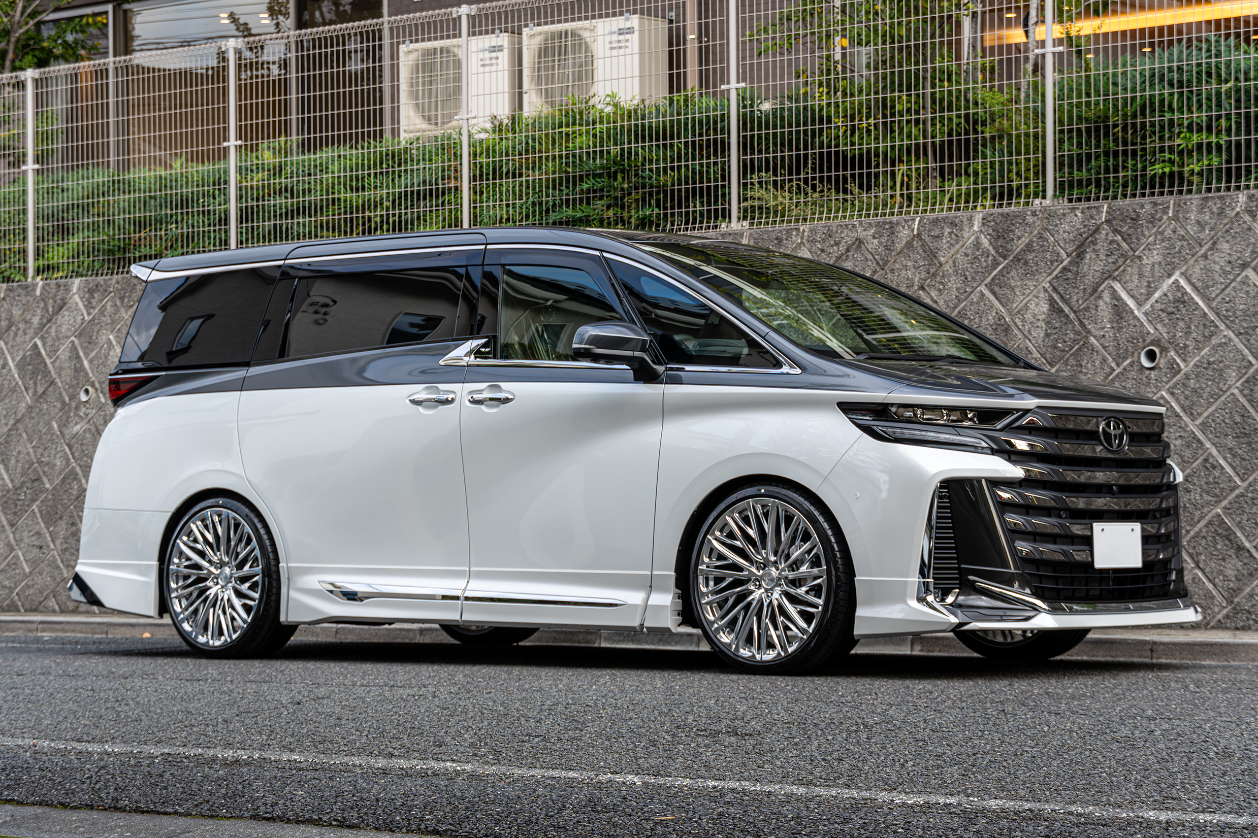 トヨタ ヴェルファイア カスタム ツートン ラッピング AK FORGED 22インチ RSR ローダウン