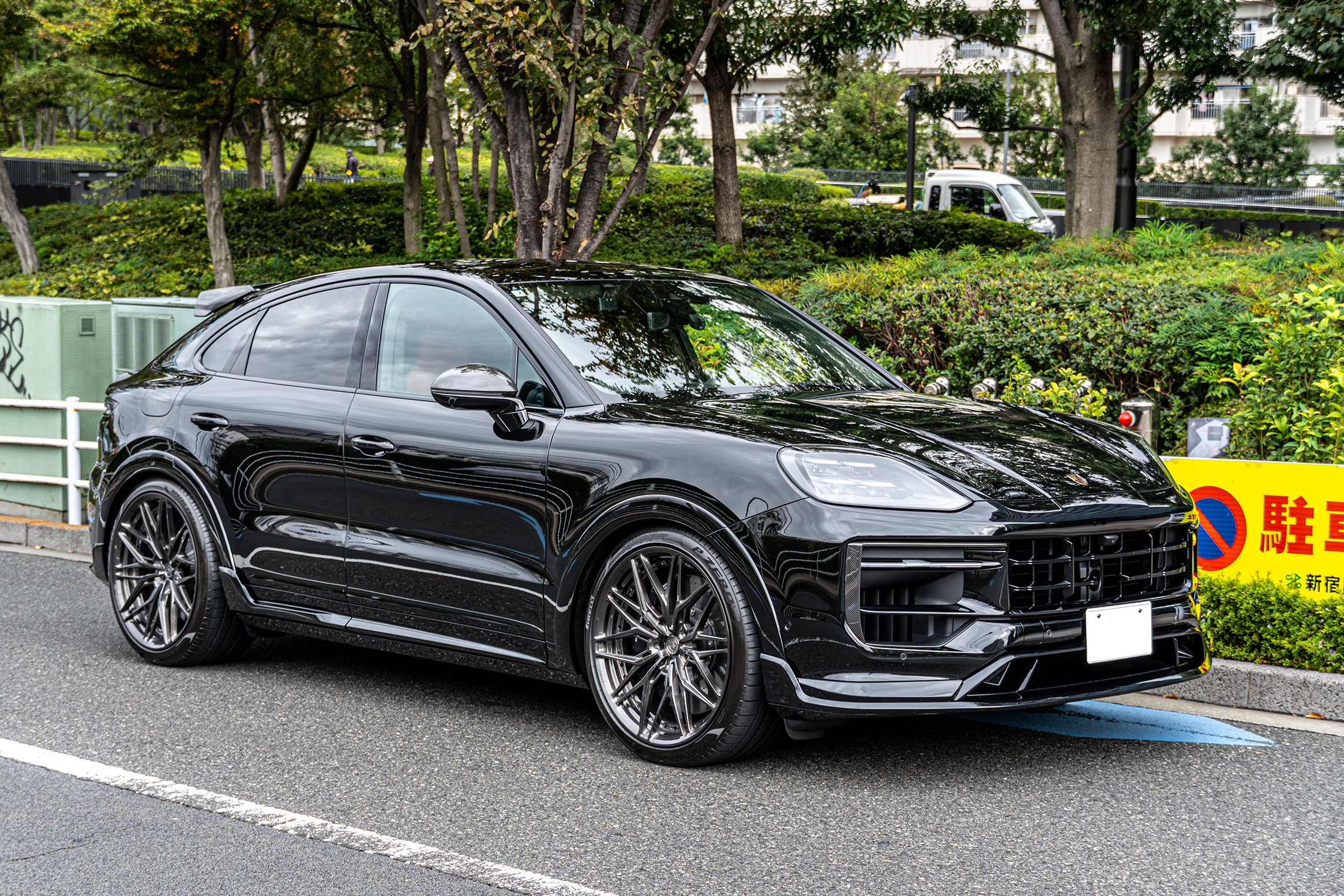 カイエン　マフラー　AKRAPOVIC チタン　TECHART ANRKY カスタム