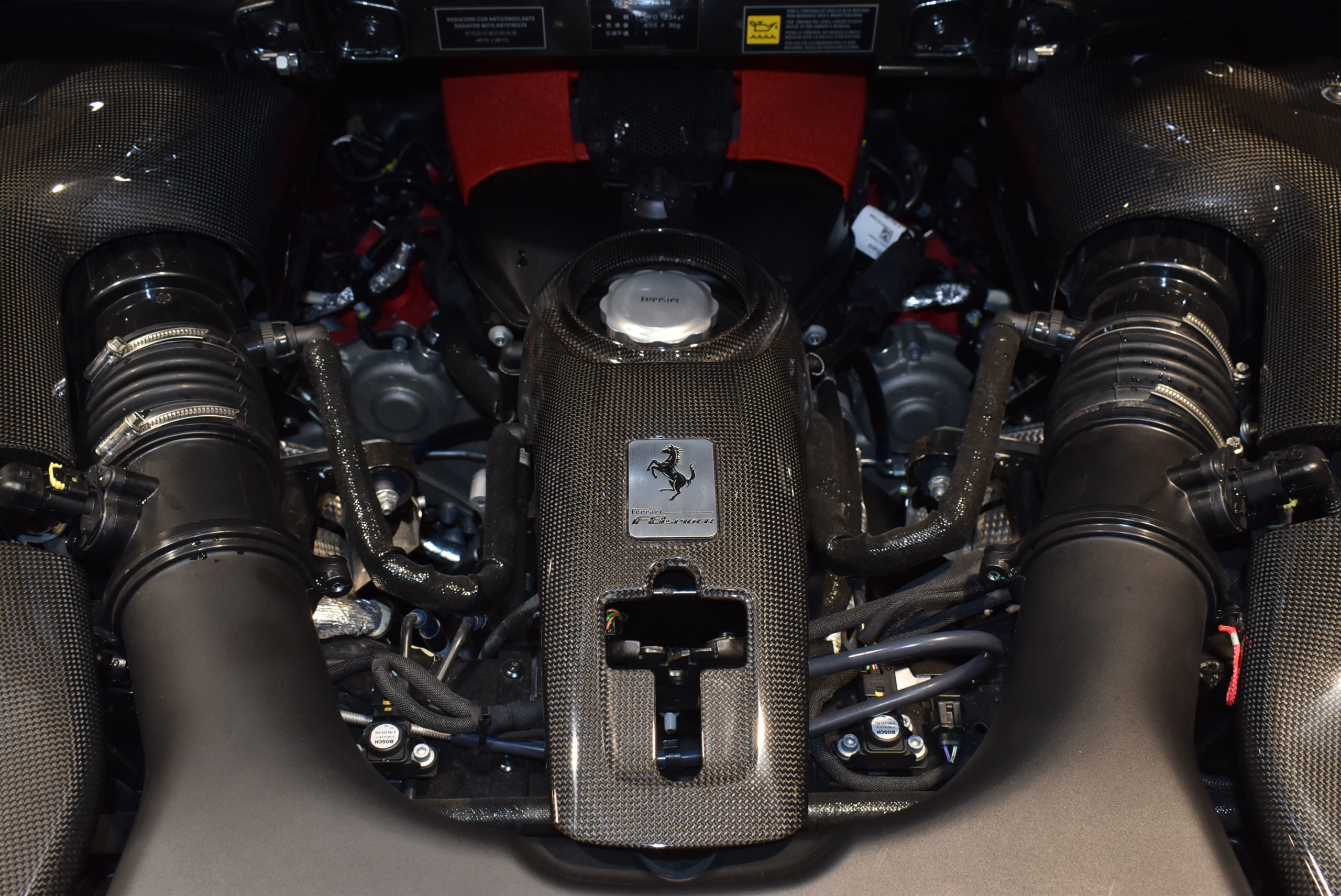 フェラーリ　F8スパイダー　カーボンエクステリアパーツ多数　カーボンインテリアパーツ多数　パッセンジャーディスプレイ　フル電動シート　フロントリフター