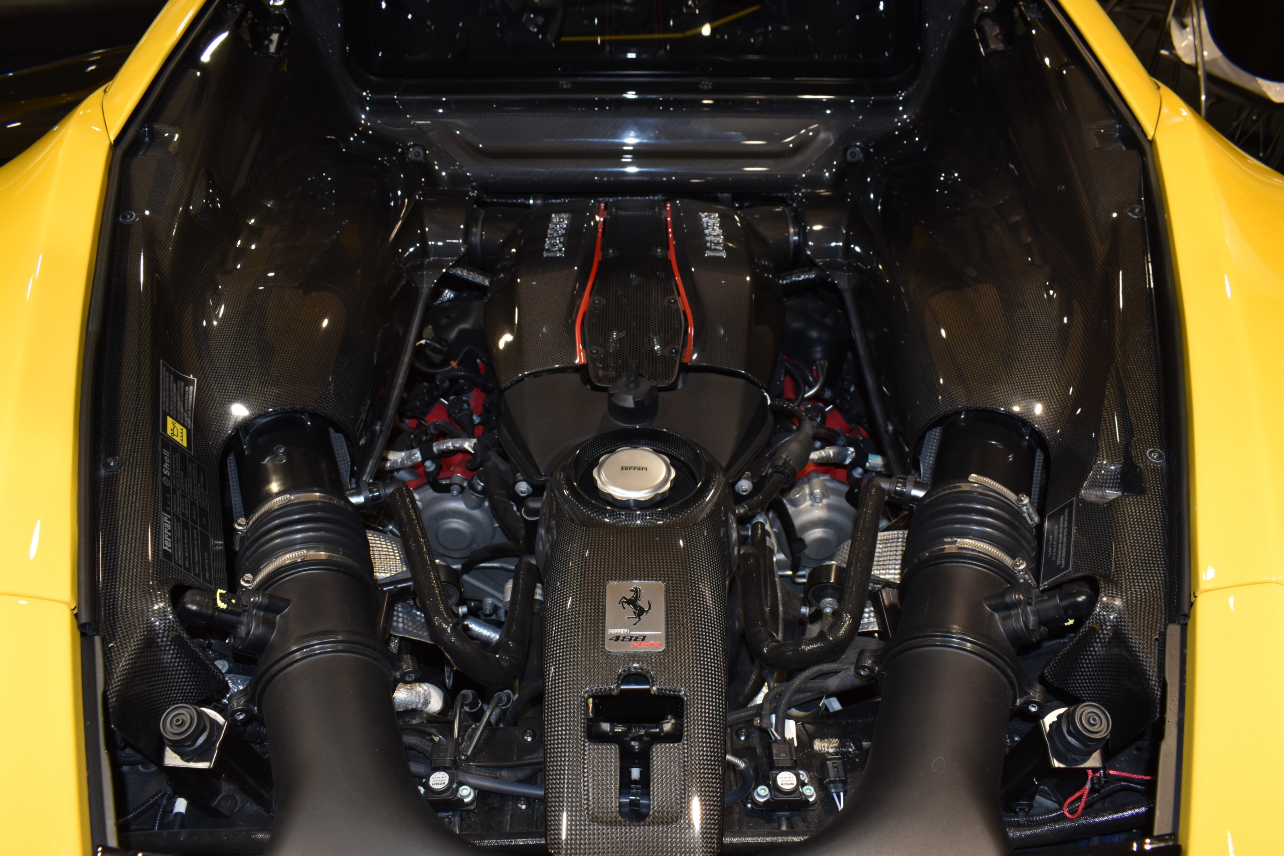 フェラーリ　４８８ピスタ　ジアッロモデナ　カーボンパーツ多数　アップルカープレイ　ツートーンストライプ　チタンエギゾーストパイプ　ロベルタリフティングSYSTEM・ダウンサス　フロントフルプロテクション