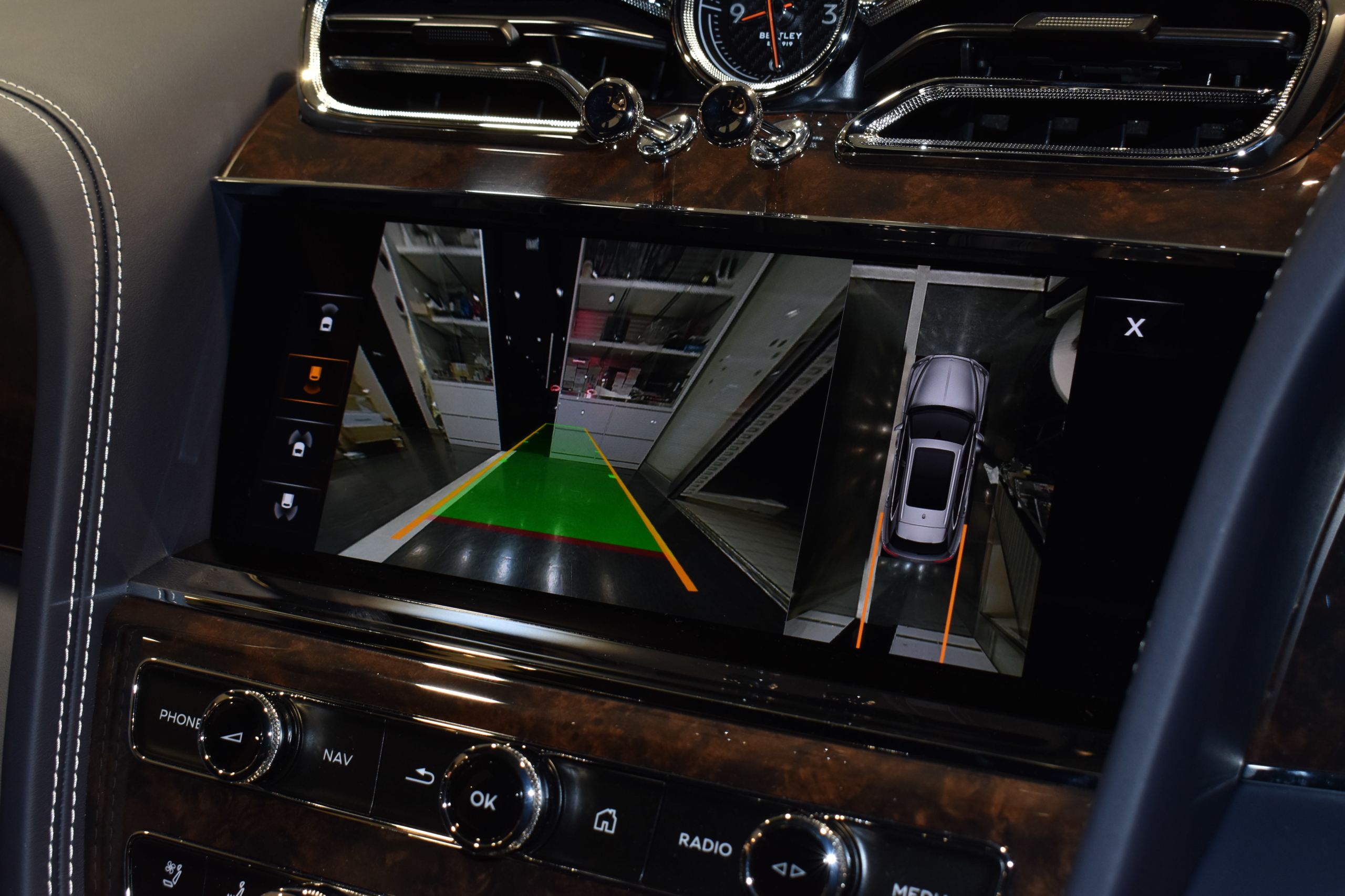 BENTLEY Bentayga Hybrid　　ディーラー車　右ハンドル　ハイブリッド　全席シートヒーター＆ベンチレーション　ステアリングヒーター　パノラミックスライディングルーフ　ソフトクローズ