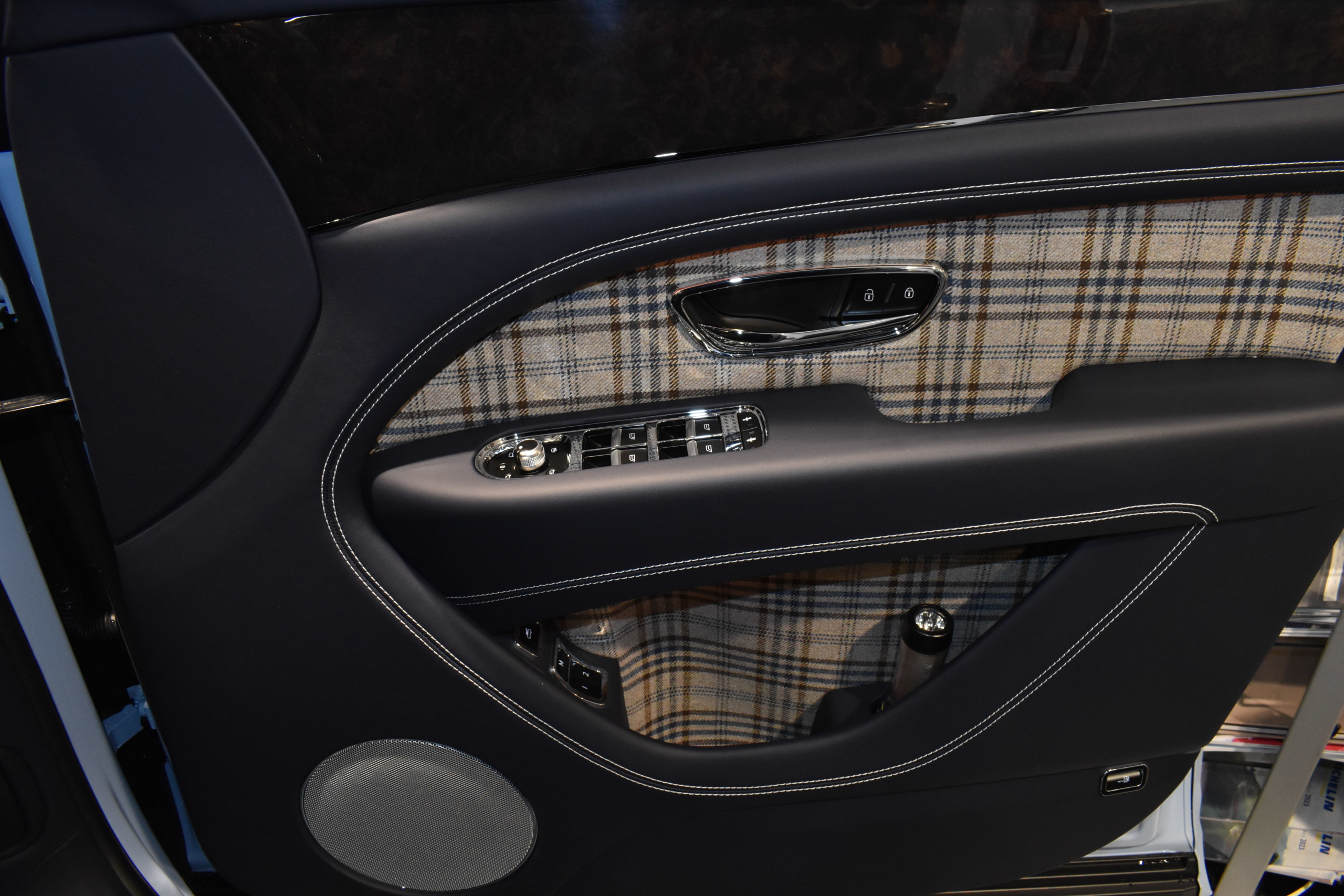 BENTLEY Bentayga Hybrid　　ディーラー車　右ハンドル　ハイブリッド　全席シートヒーター＆ベンチレーション　ステアリングヒーター　パノラミックスライディングルーフ　ソフトクローズ