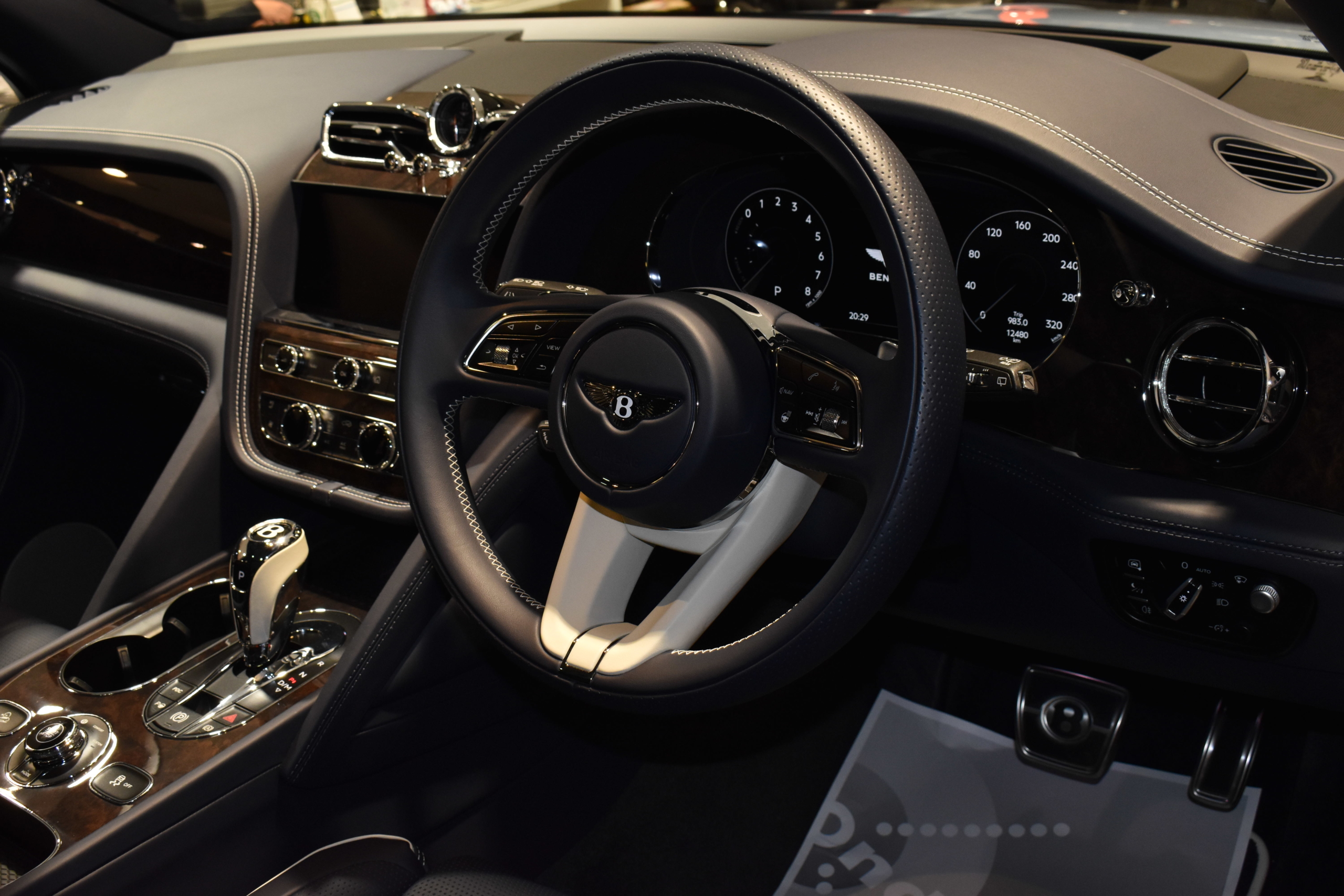 BENTLEY Bentayga Hybrid　　ディーラー車　右ハンドル　ハイブリッド　全席シートヒーター＆ベンチレーション　ステアリングヒーター　パノラミックスライディングルーフ　ソフトクローズ