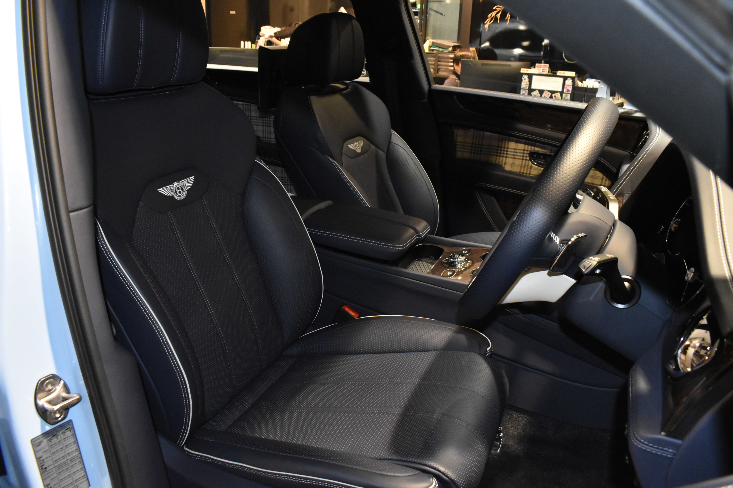 BENTLEY Bentayga Hybrid　　ディーラー車　右ハンドル　ハイブリッド　全席シートヒーター＆ベンチレーション　ステアリングヒーター　パノラミックスライディングルーフ　ソフトクローズ