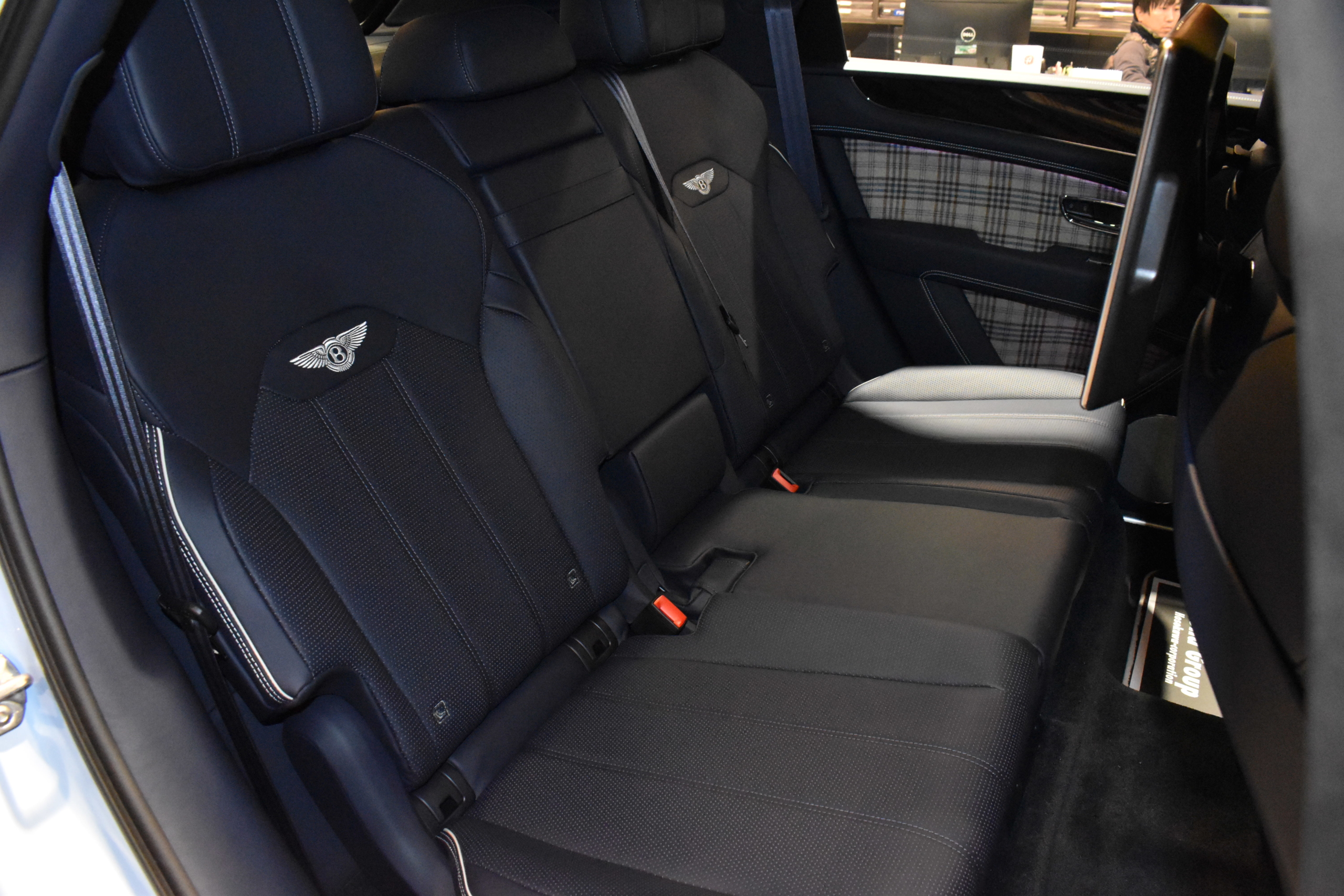 BENTLEY Bentayga Hybrid　　ディーラー車　右ハンドル　ハイブリッド　全席シートヒーター＆ベンチレーション　ステアリングヒーター　パノラミックスライディングルーフ　ソフトクローズ