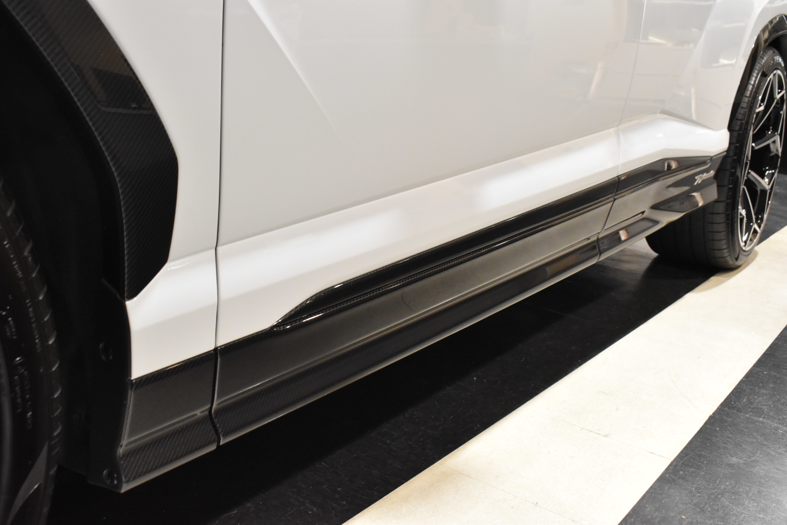 ランボルギーニ　ウルス　ペルフォルマンテ　カーボンエクステリアPKG　アクラポビッチ　ボンドカーズ　ボンド大阪　ボンドグループ