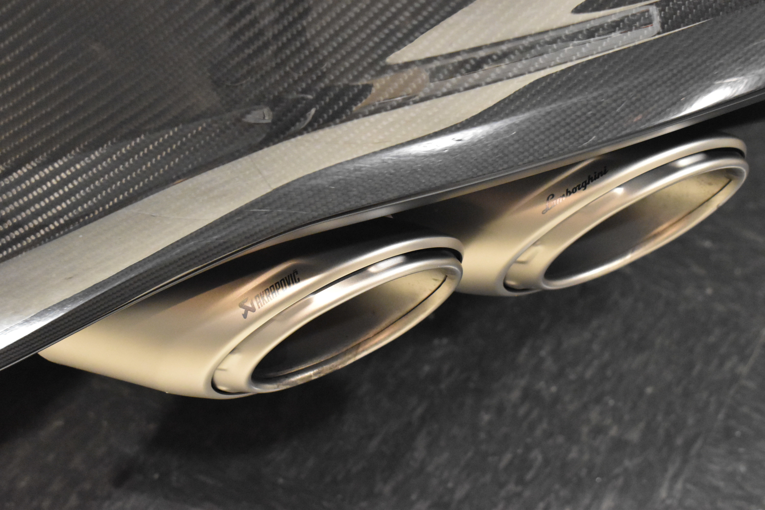 ランボルギーニ　ウルス　ペルフォルマンテ　カーボンエクステリアPKG　アクラポビッチ　ボンドカーズ　ボンド大阪　ボンドグループ